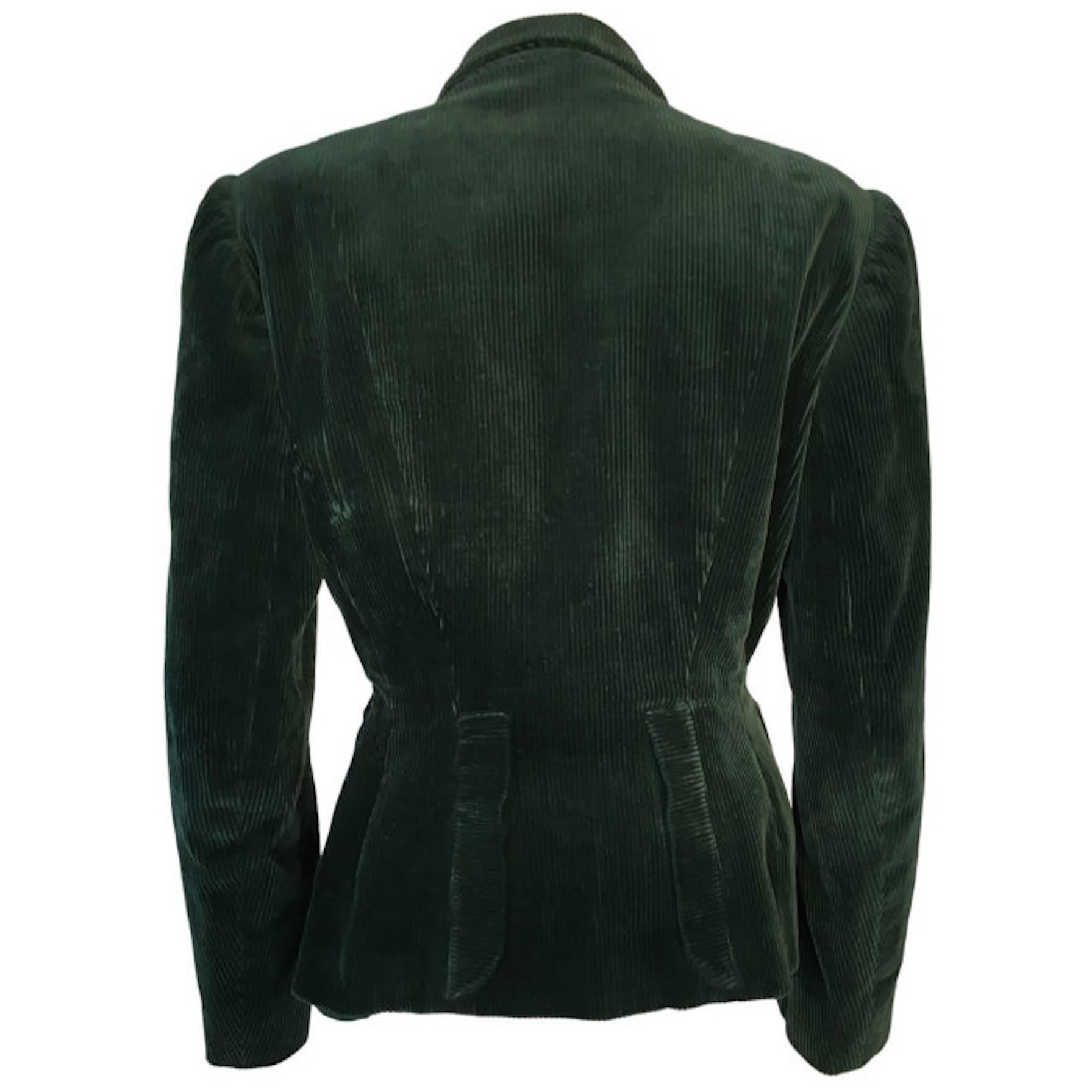 A hard to find jacket by Jacqmar. 1940s era cotton emerald green corduroy jacket, lined with branded crepe, nipped in waist and button front fastening. Hand sewn in label. Structured shoulders and 4 pockets at the front.

Size UK 10 measuring 18.5
