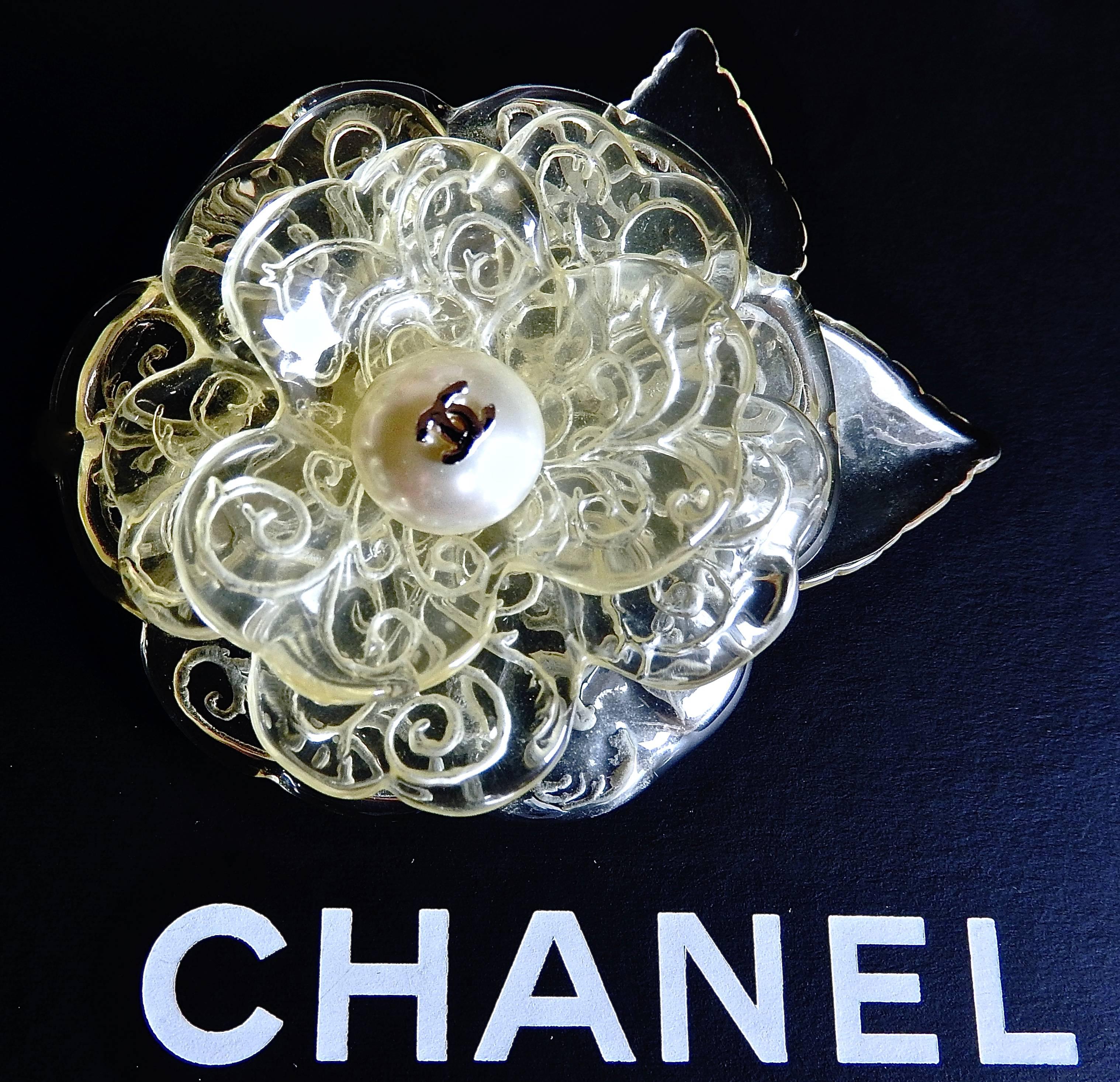 VINTAGE ✿*ﾟ Chanel 03P Lucite Etched Camellia Petal Flower Brooch For Sale 2
