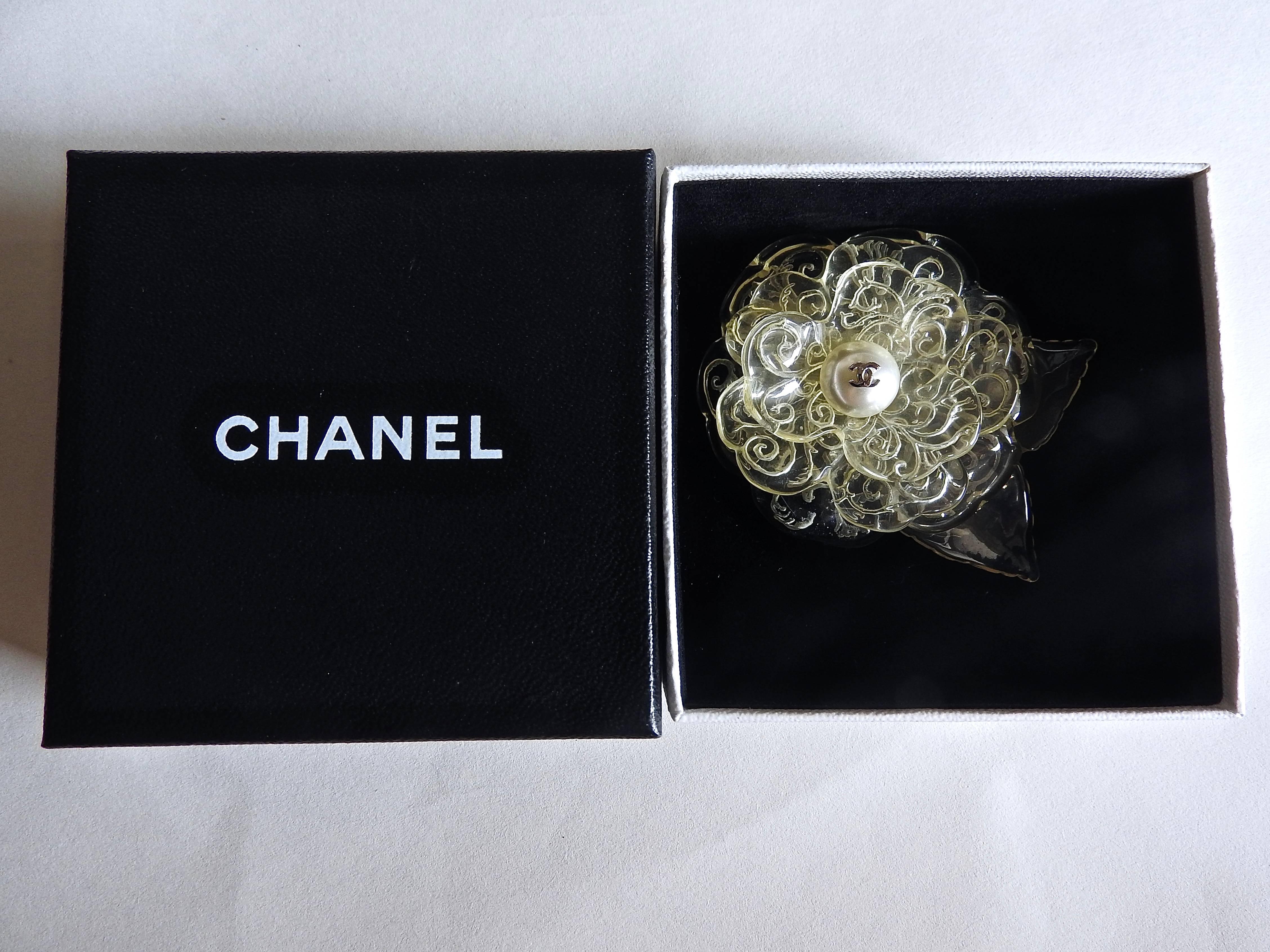 VINTAGE ✿*ﾟ Chanel 03P Lucite Etched Camellia Petal Flower Brooch For Sale 5