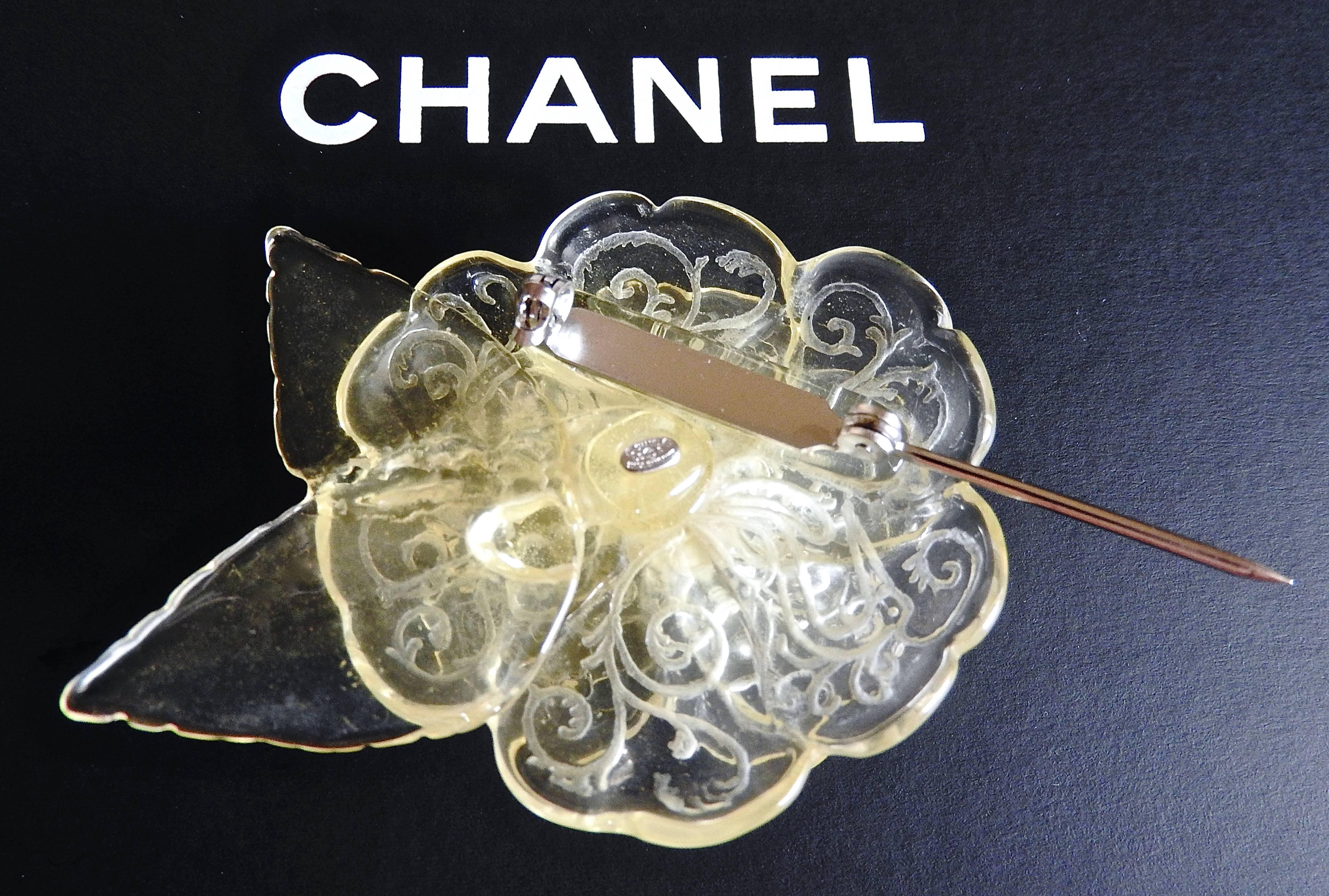 VINTAGE ✿*ﾟ Chanel 03P Lucite Etched Camellia Petal Flower Brooch For Sale 3
