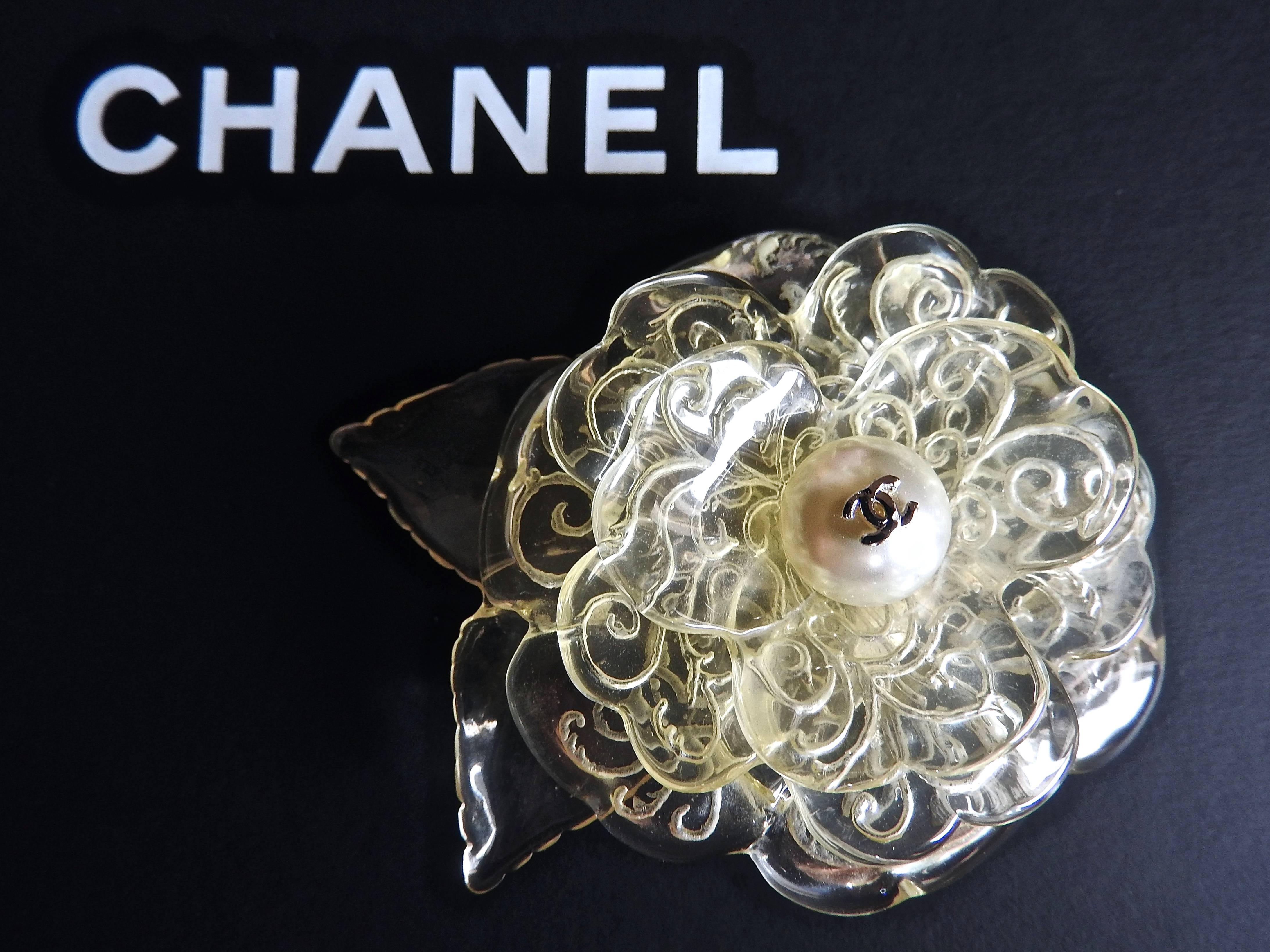 VINTAGE ✿*ﾟ Chanel 03P Lucite Etched Camellia Petal Flower Brooch For Sale 4