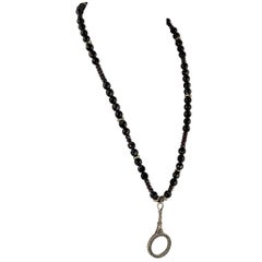 Fabuleux collier de perles de jais et grenat avec pendentif loupe à main