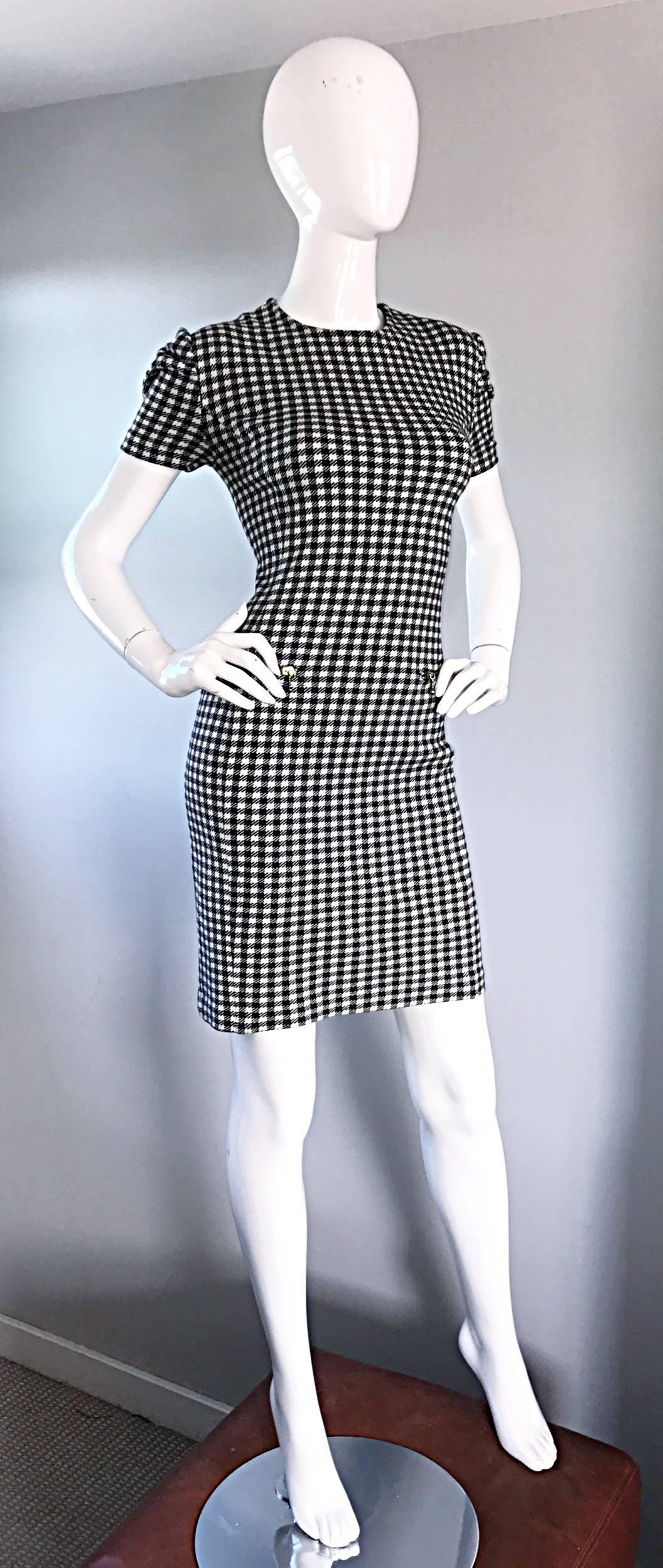 Stylish vintage 90s black and white gingham cotton bodcon dress! Features a flattering allover gingham / checkered print. Zippered pocket at each side of the waist (functional). Fantastic fit that stretches to fit the body. Hidden zipper up the back