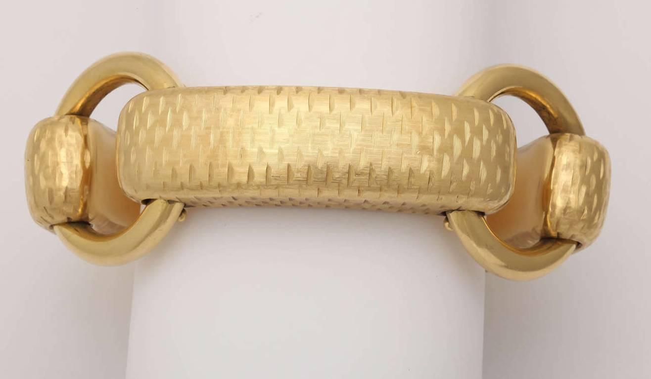 Italian 18-Karat Gold Retro Bracelet with Hand-Cut Design For Sale 3