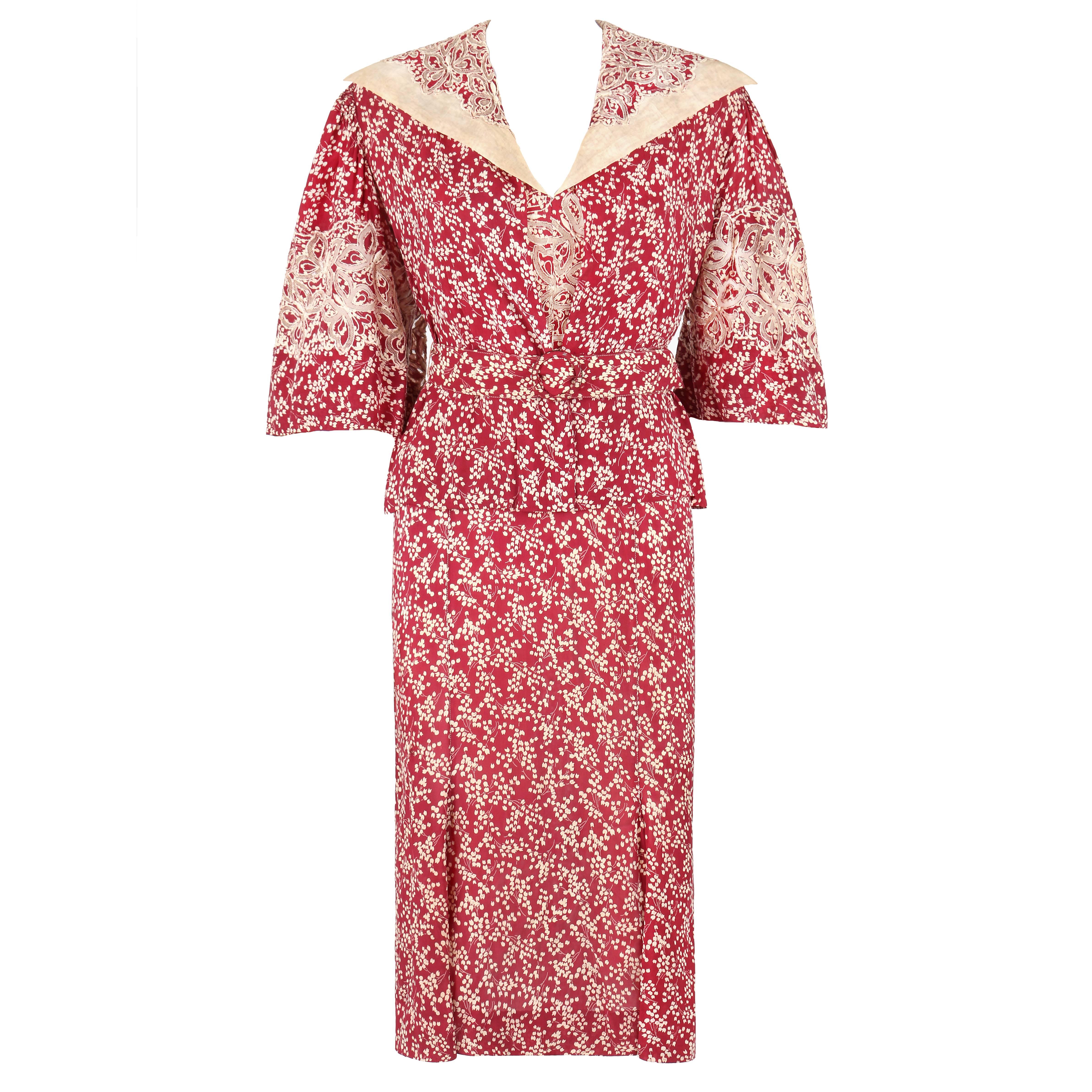 MADELEINE VIONNET ca. 1930er Jahre nummeriertes burgunderrotes cremefarbenes Kleid Jacke Gürtel-Set