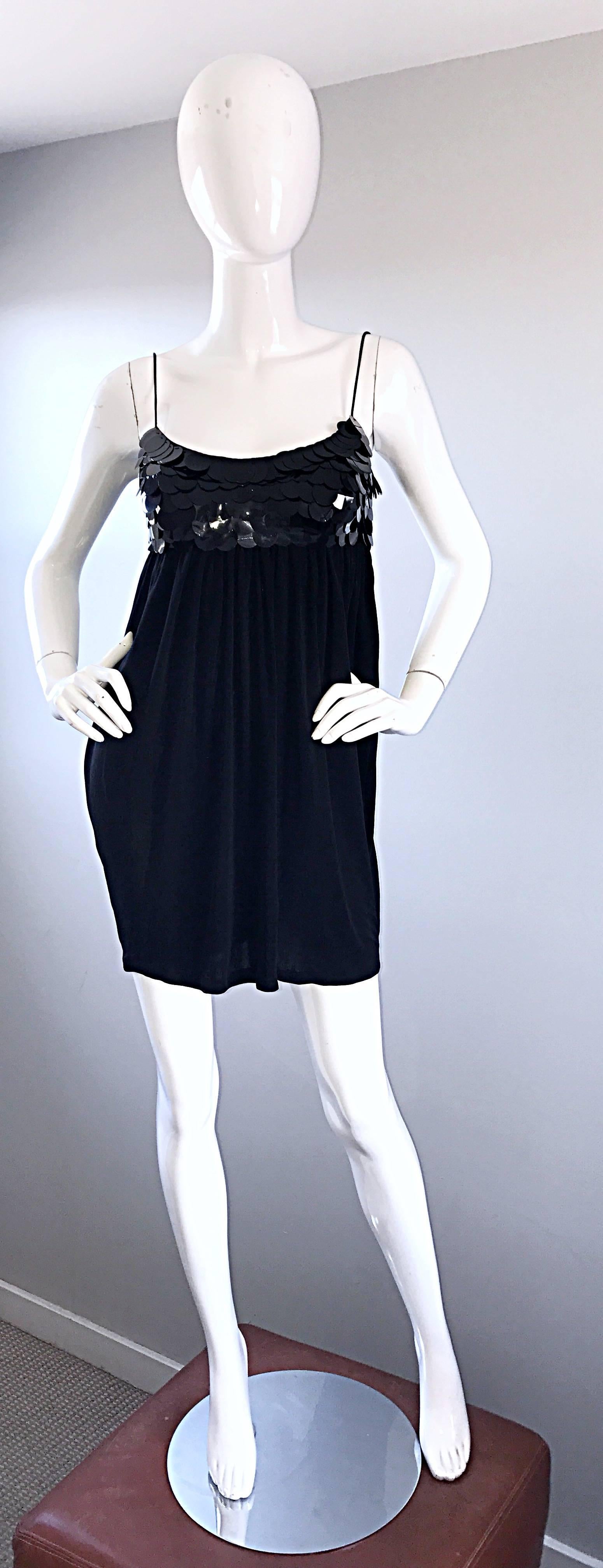 Incredibile mini abito babydoll in jersey di seta nero vintage dei primi anni '90 di CD Greene & Greene! Presenta centinaia di paillettes nere cucite a mano lungo la parte anteriore e posteriore del busto. Cerniera nascosta sul lato con chiusura a