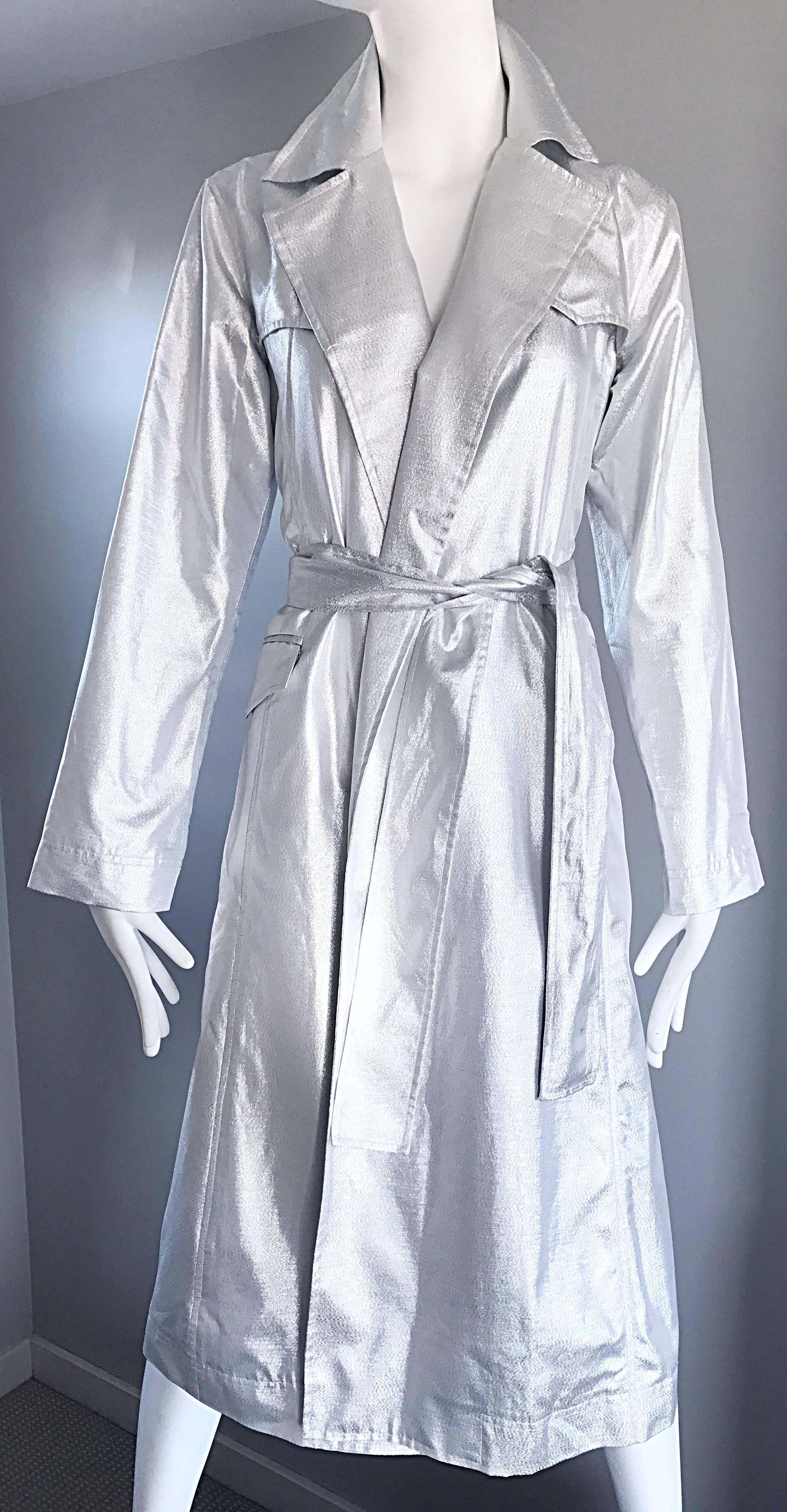 Behnaz Sarafpour Superbe trench-coat de défilé à ceinture métallique argentée taille 4 en vente 1