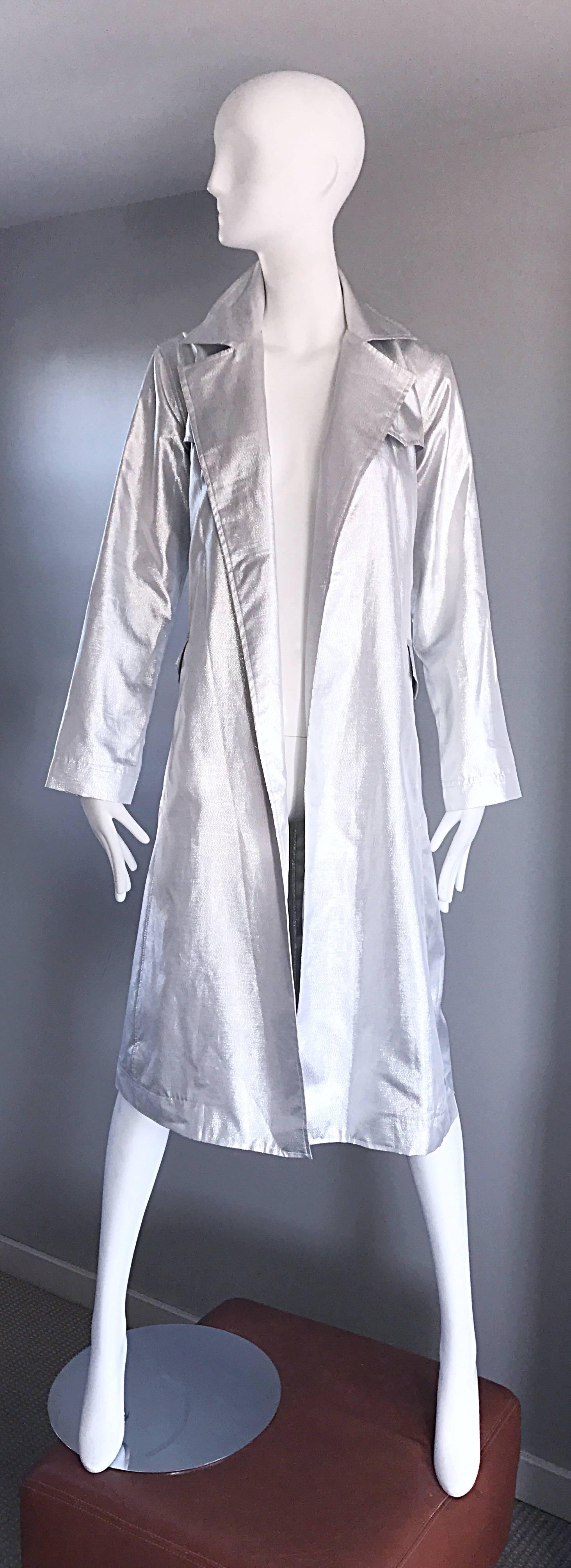 Behnaz Sarafpour Außergewöhnlicher Silber Metallic Trenchcoat mit Gürtel Laufsteg Jacke Mantel Größe 4 Damen im Angebot
