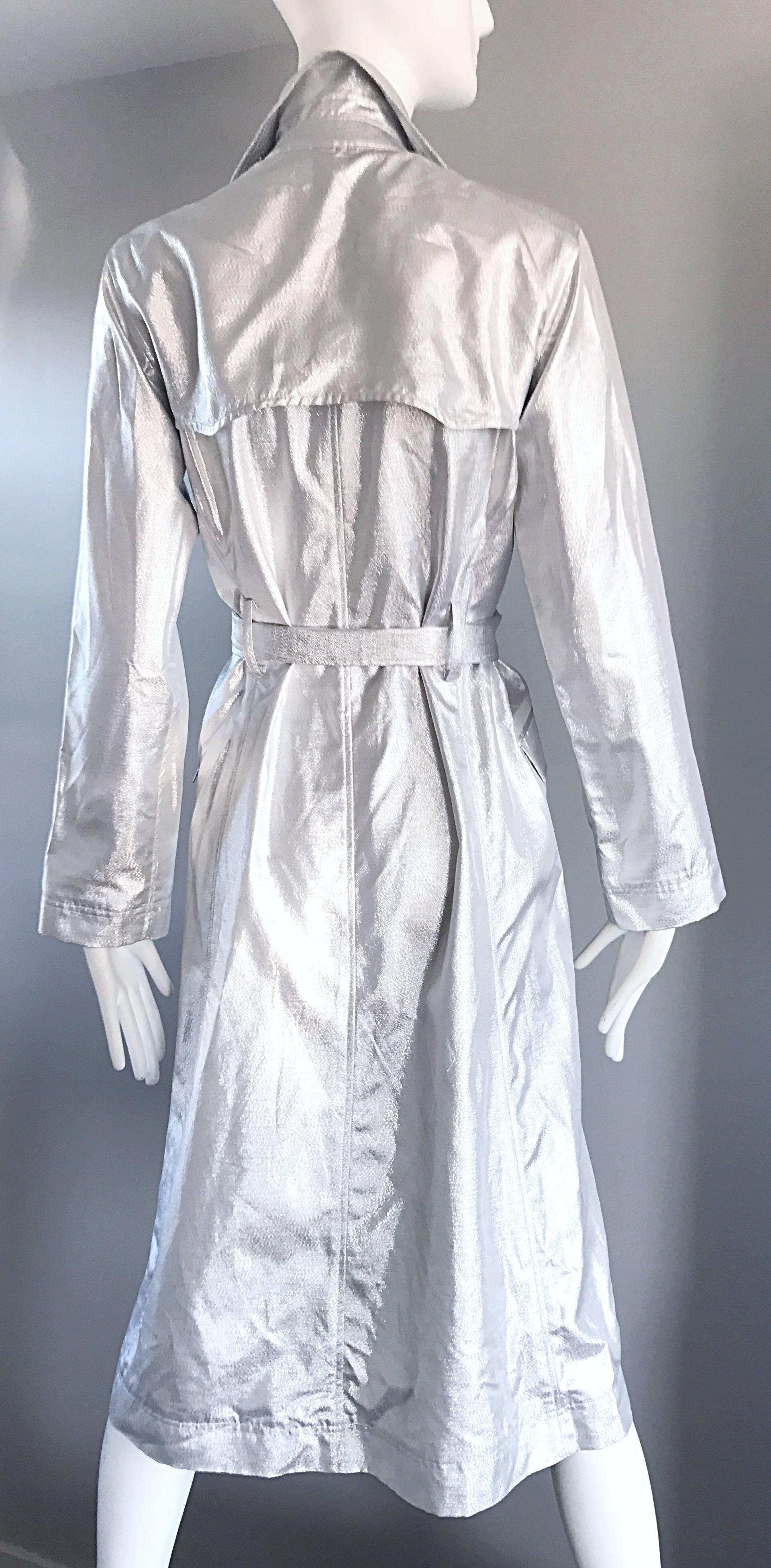 Behnaz Sarafpour Superbe trench-coat de défilé à ceinture métallique argentée taille 4 en vente 3