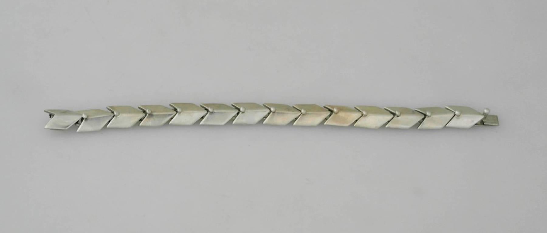 Hector Aguilar Sterling Silver Bracelet In Excellent Condition For Sale In New York, NY