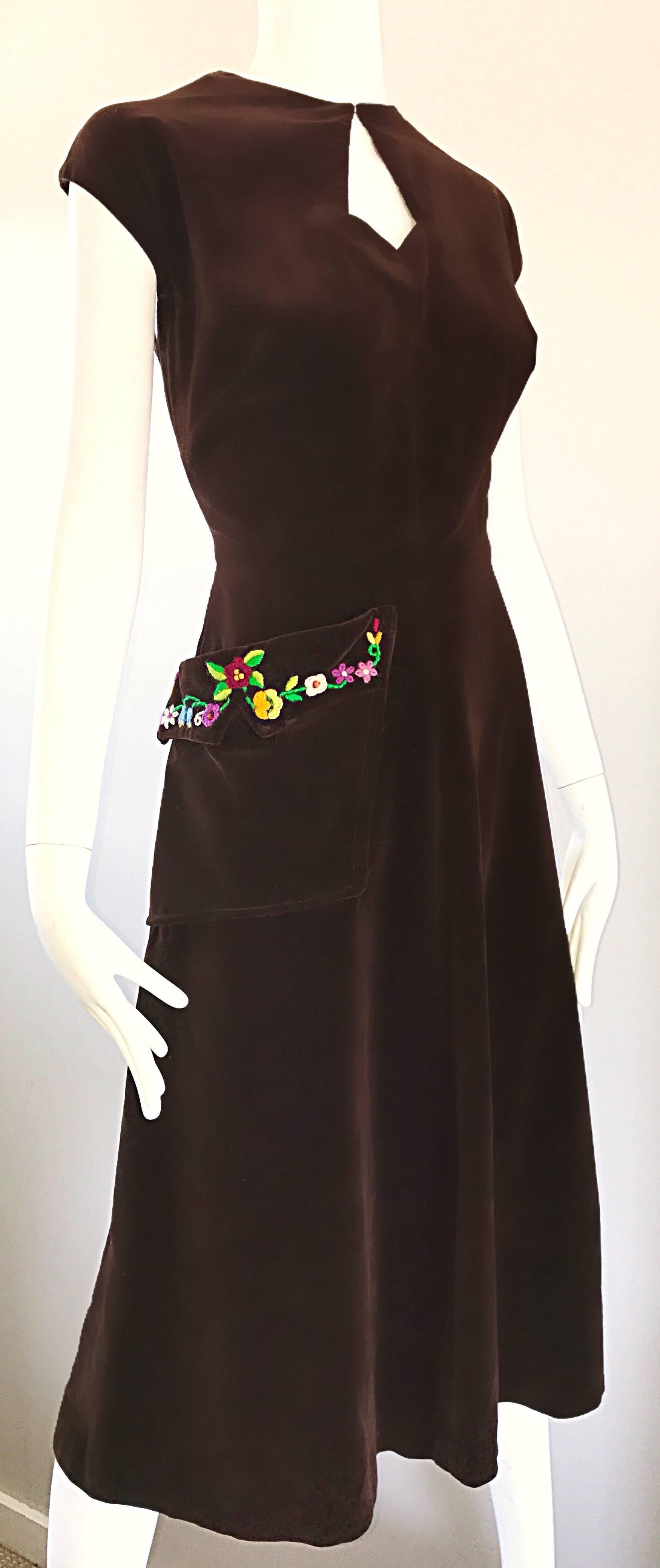 1940s Martha Gale Brown Velvet Flower Embroidered Pocket Vintage 40s Dress In Excellent Condition In San Diego, CA