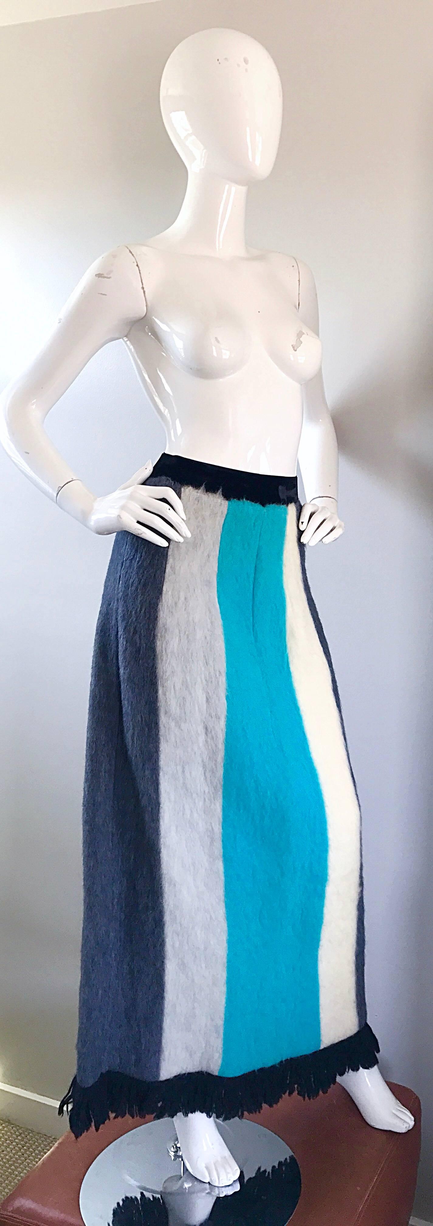 Spectaculaire jupe maxi OHRBACH'S des années 60 à rayures en mohair angora bleu turquoise, ivoire, bruyère et gris ! Ceinture en velours noir extensible. Frange en laine noire à l'ourlet. Le tissu super doux est agréable au toucher. Entièrement