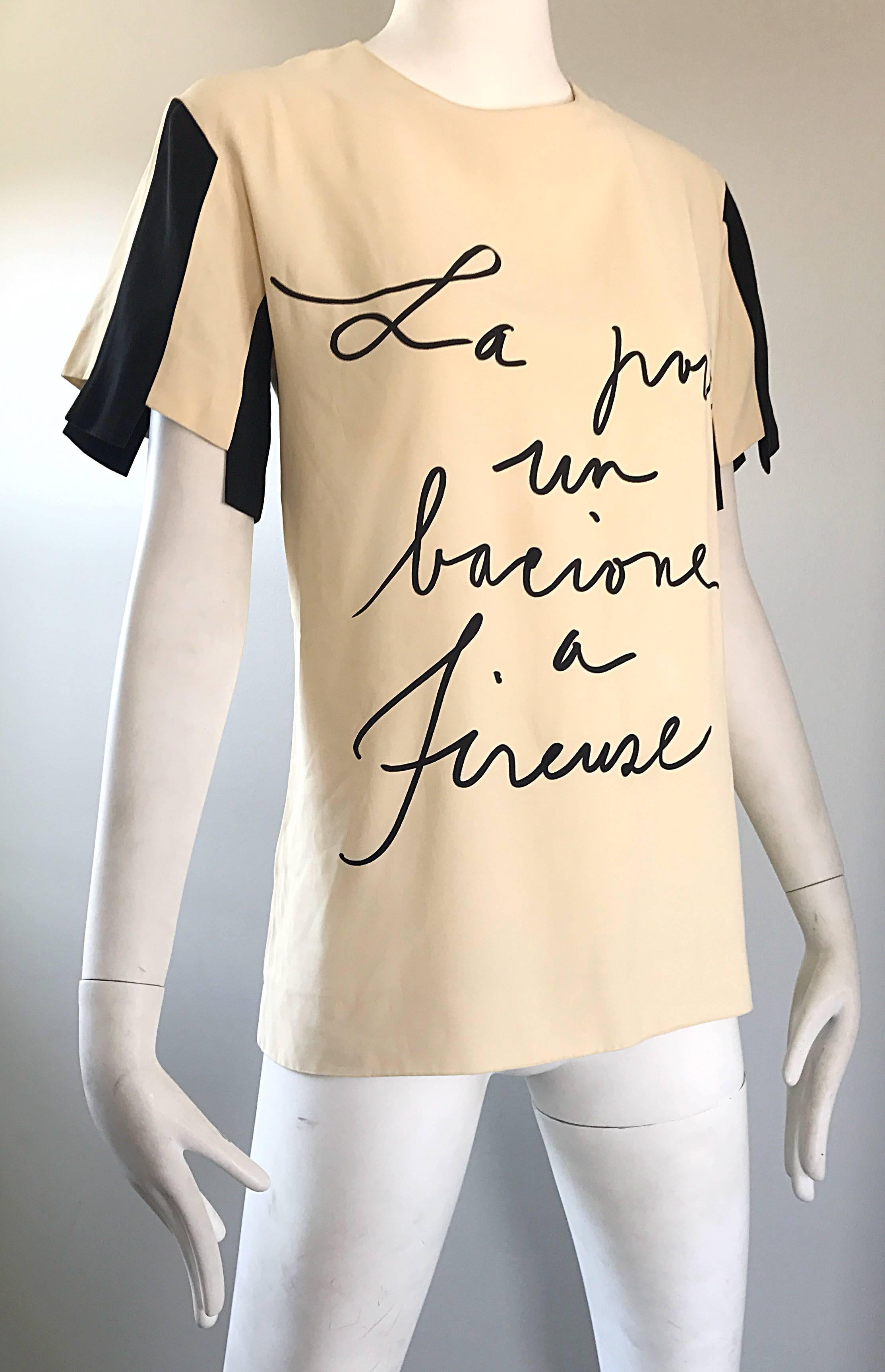 Vintage Moschino Couture Größe 10 La Porti un Bacione a Firenze Tunika Top Bluse (Beige) im Angebot
