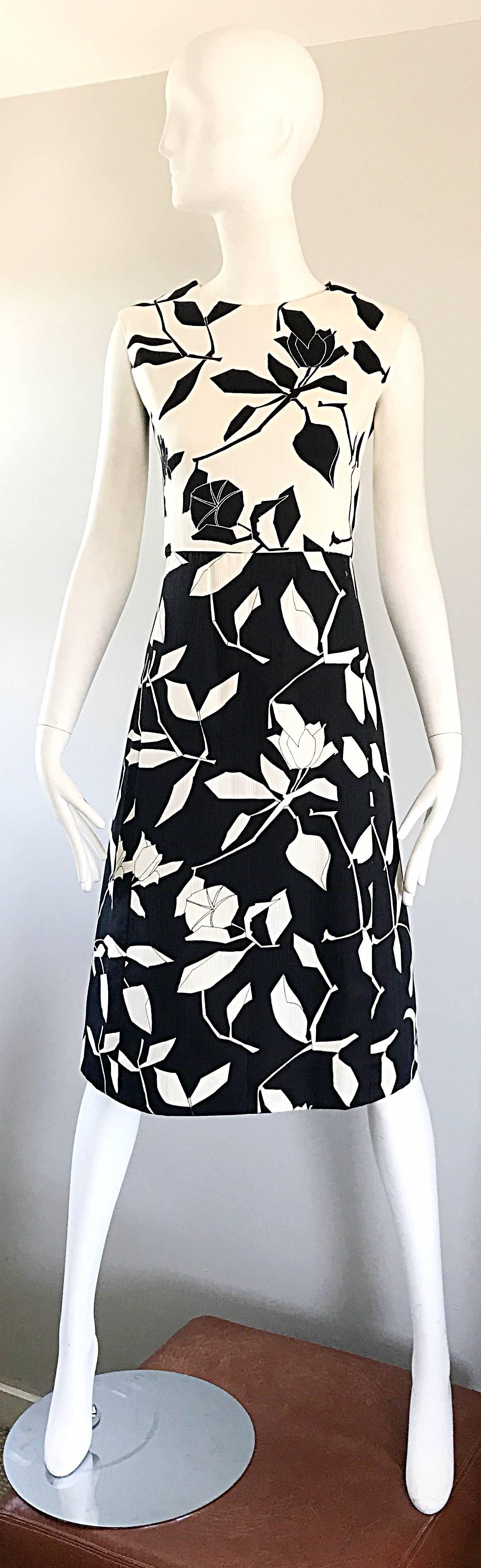 Chic 1960s Black and White Abstract Floral A Line Sleeveless Vintage 60s Dress  In Excellent Condition In San Diego, CA