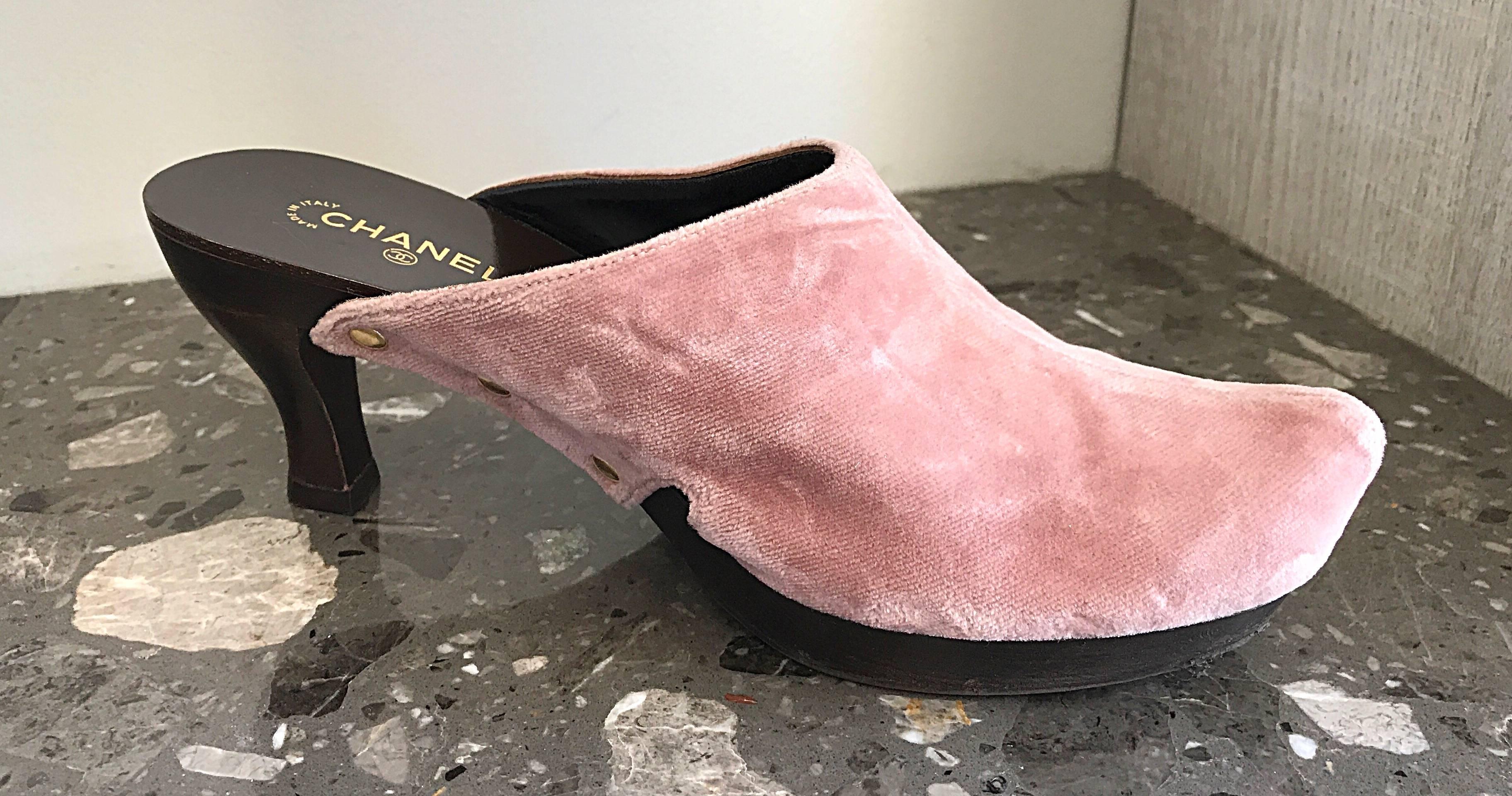 1990s Chanel Vintage Pink Velvet Size 37.5 / 7.5 High Heel 90s Clogs / Shoes In Excellent Condition In San Diego, CA
