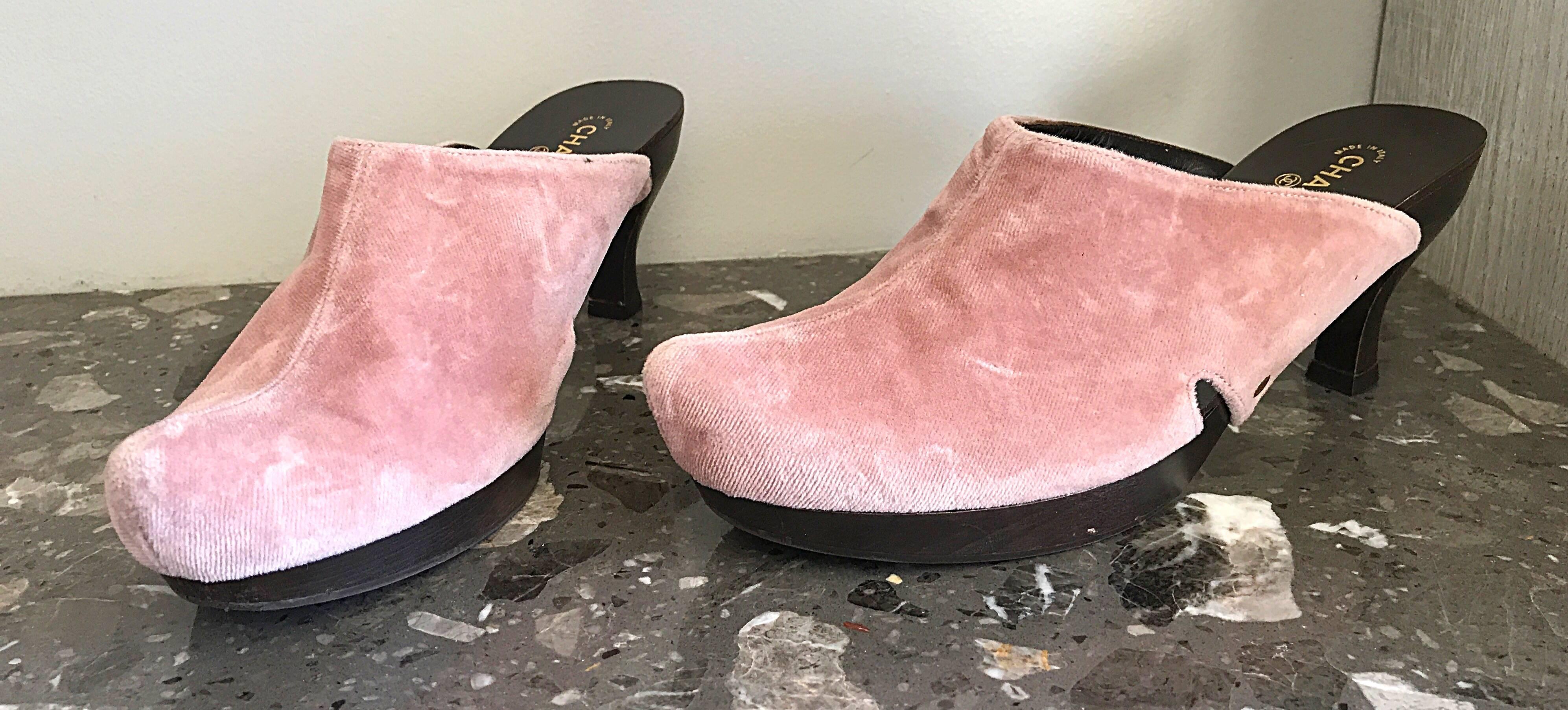Women's 1990s Chanel Vintage Pink Velvet Size 37.5 / 7.5 High Heel 90s Clogs / Shoes