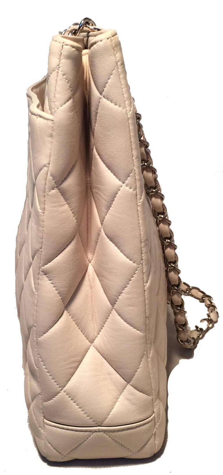 BEAUTIFUL Chanel cream leather quilted shoulder bag tote in very good condition. Cream quilted lambskin leather exterior trimmed with gunmetal hardware. Back side exterior slit pocket for added storage. Top twist CC logo closure opens to a cream
