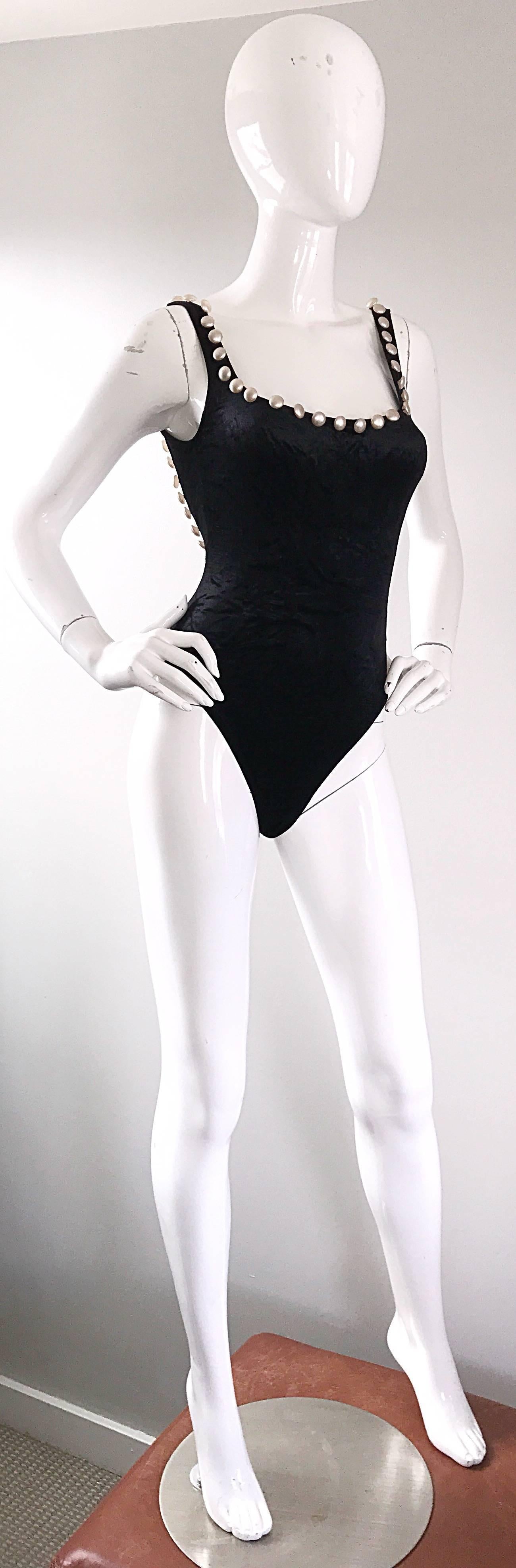 Sexy 90er Jahre MOSCHINO schwarzer Velours-Body, mit weißen Perlen besetzt! Weicher, gecrashter Velours, der sich dehnt und anpasst. Flachköpfige Perlen zieren den oberen Teil auf der Vorder- und Rückseite. Kann als Bodysuit oder einteiliger