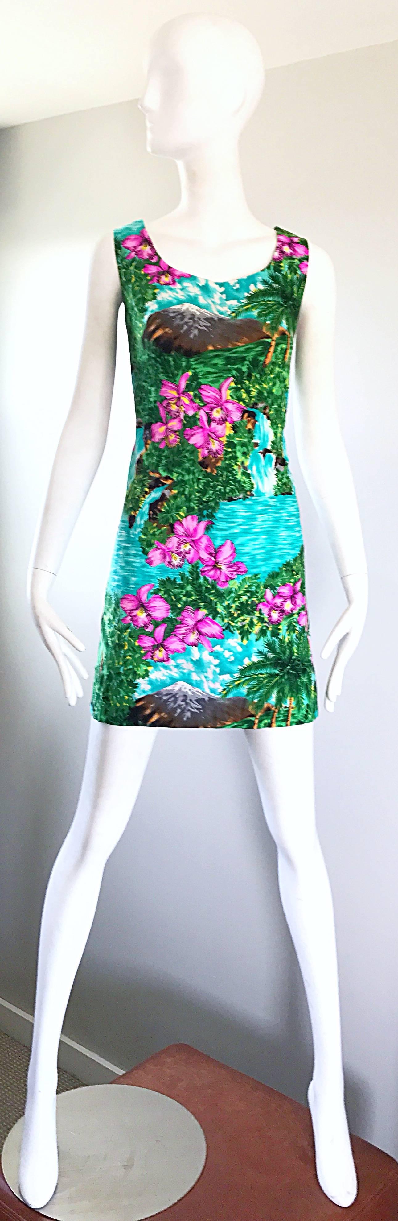 Hervorragende und seltene Vintage 60s Neuheit drucken tropischen hawaiianischen Mini-Baumwoll-Shift-Kleid! Mit einem tropischen 3D-Druck mit Palmen, Blumen, Wolken, Wasserfällen, Bergen und DANCING HULA GIRLS! Durchgehender Metallreißverschluss auf
