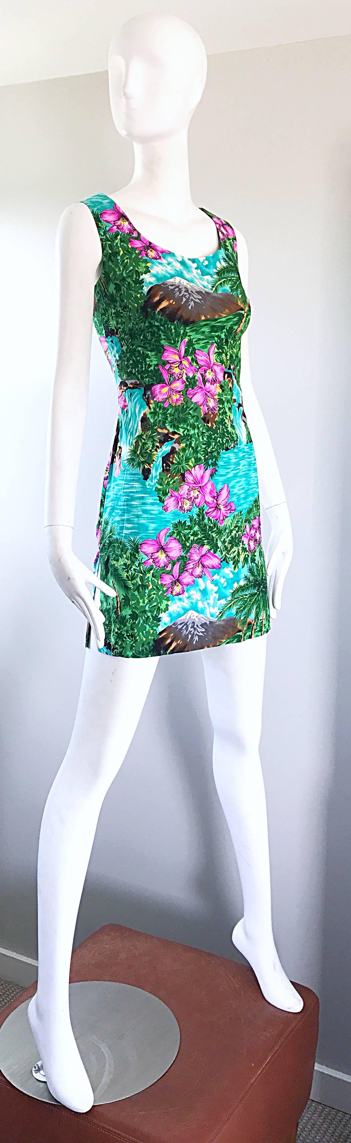 Rare 1960s Novelty Print Dancing Hula Girls Hawaiian Print Mini Shift Dress  In Excellent Condition For Sale In San Diego, CA