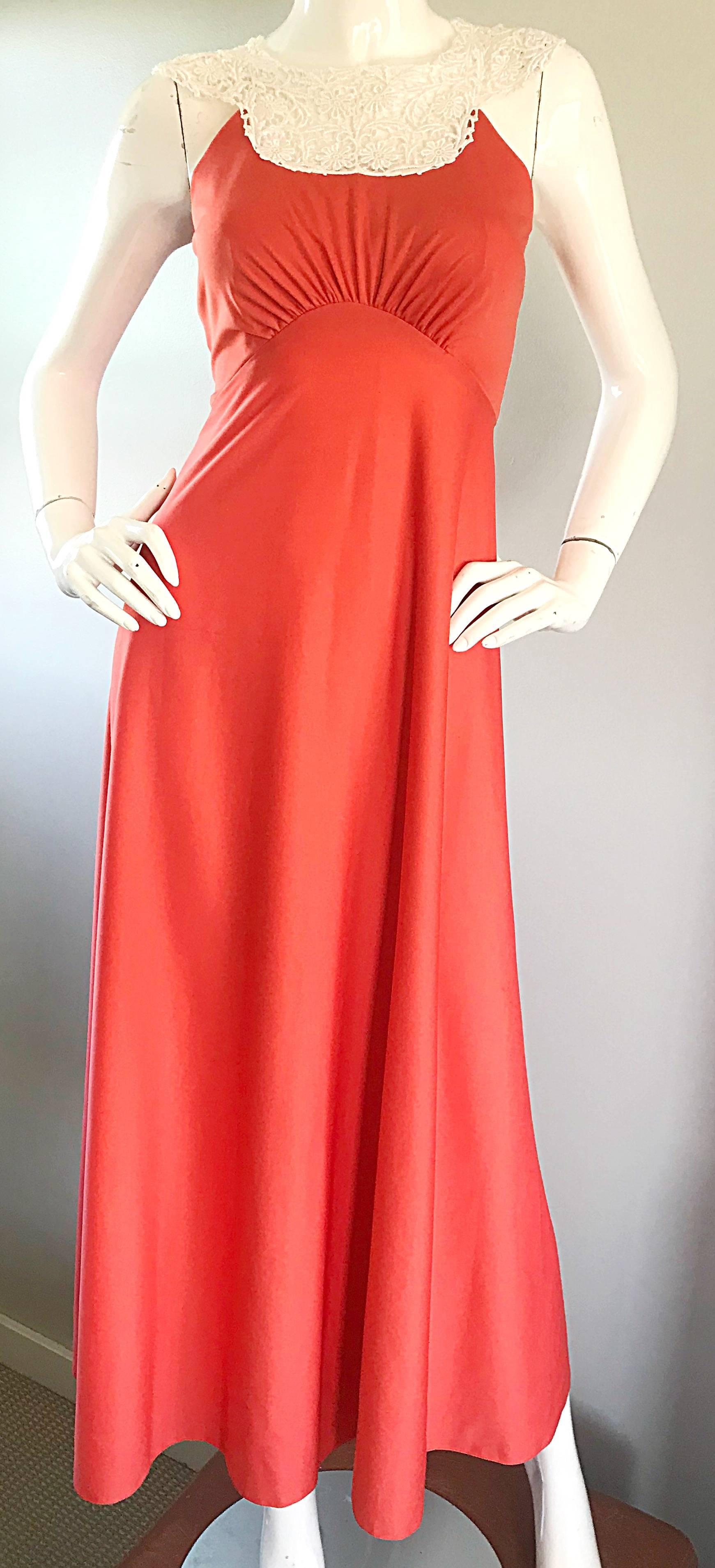 1970er Koralle Lachsrosa Jersey + Häkelspitzenkragen 70er Jahre Vintage Maxikleid im Zustand „Hervorragend“ im Angebot in San Diego, CA