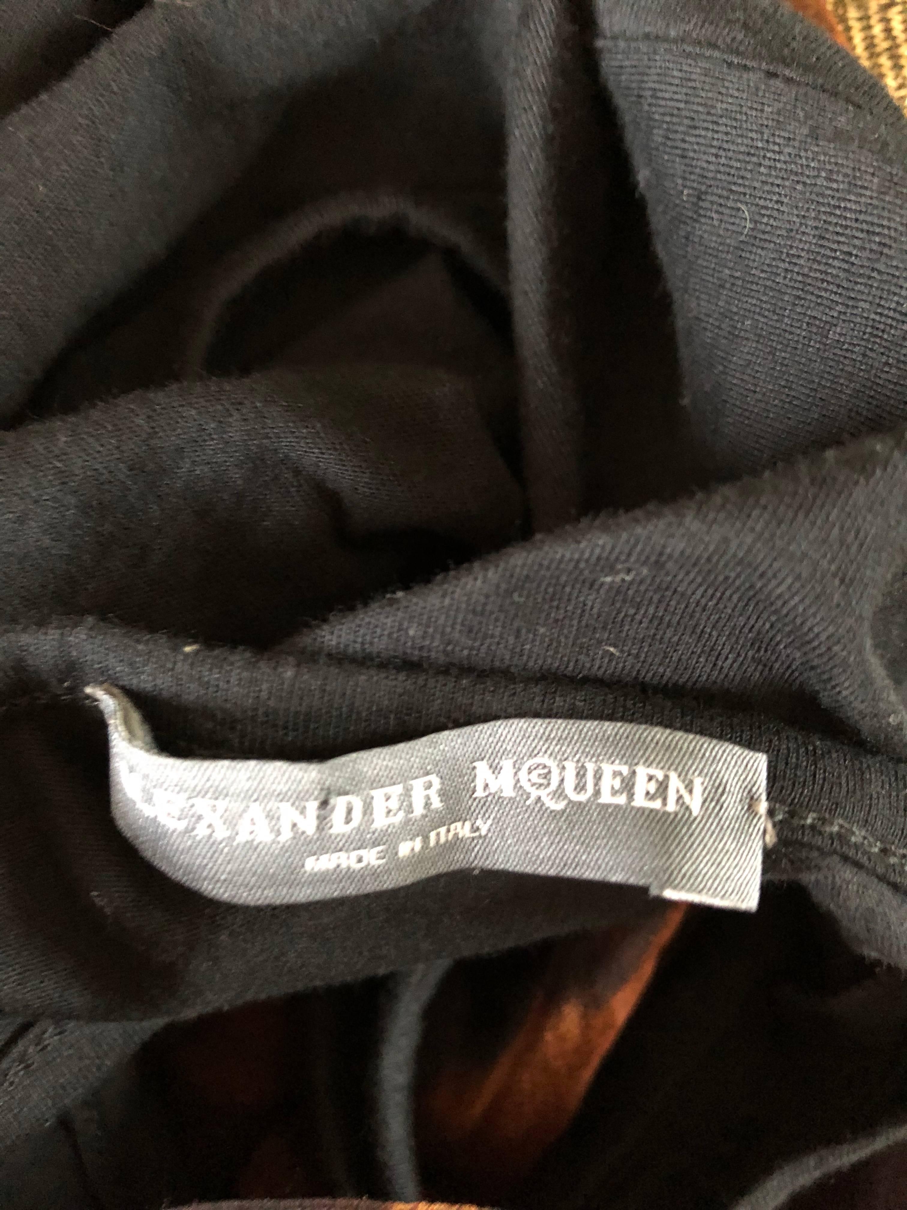 Belle pièce jamais portée du début des années 2000 / fin des années 1990  Chemise en chiffon de soie imprimé léopard/cheetah ALEXANDER MCQUEEN ! Il comporte un débardeur en coton noir à dos nageur qui s'étire pour s'adapter. Superposition chic de