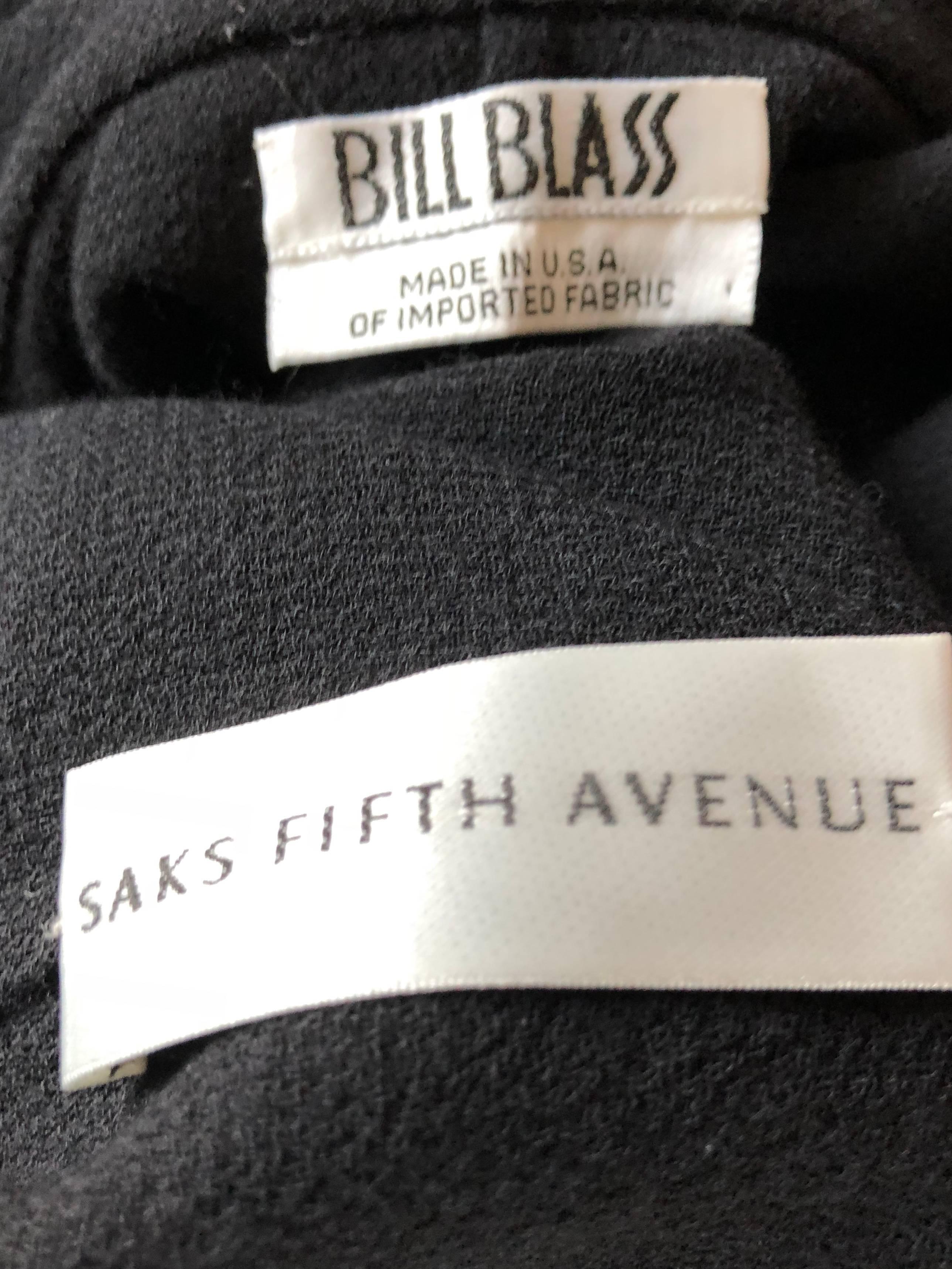 Elegante giacca vintage anni '90 di Bill Blass per SAKS 5th AVENUE in lana vergine leggera nera taglia 14! Vestibilità sartoriale estremamente lusinghiera. Quattro bottoni sul davanti. Tasche su ciascun lato della vita. Peso interno nascosto