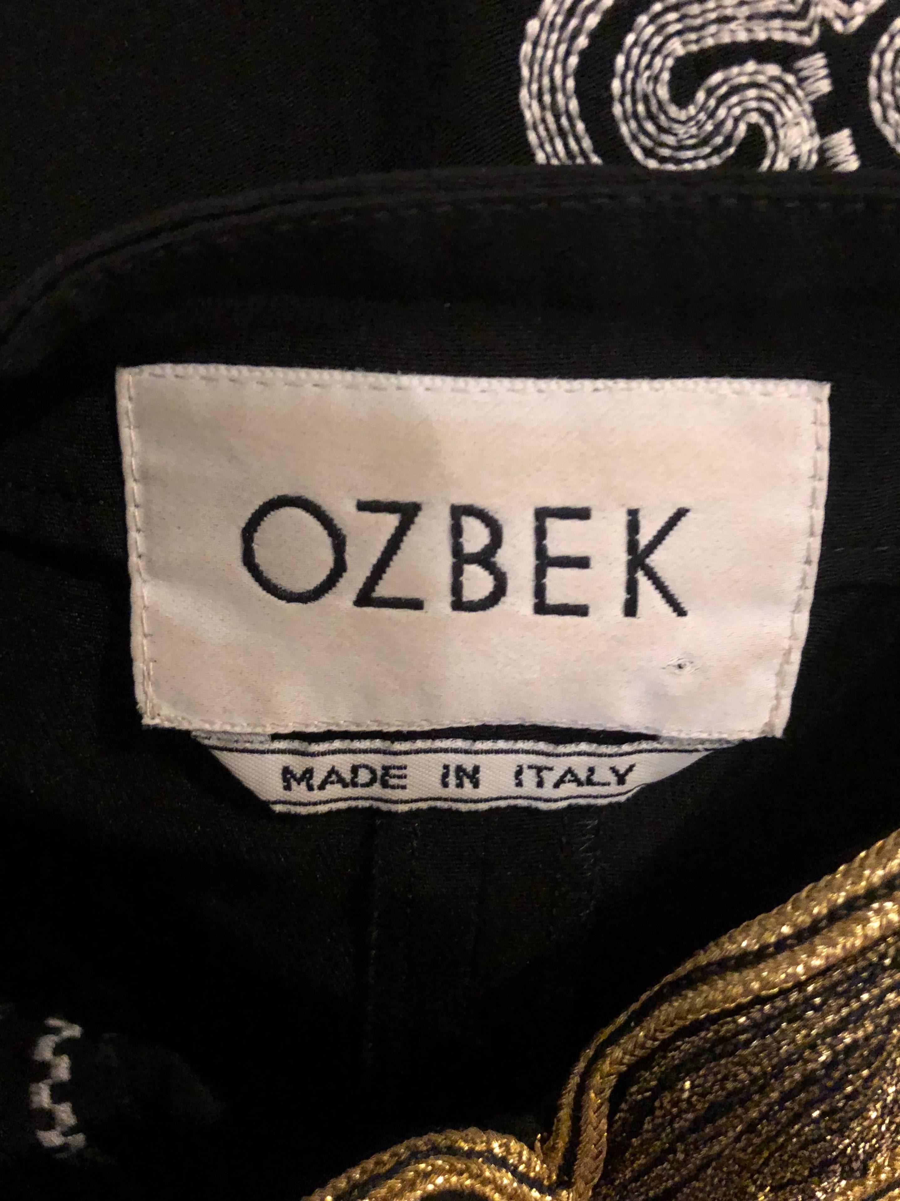 ¡Sexy y raro vestido vintage de finales de los 80 RIFAT FUTURE OZBEK bodycon sirena de crepé rayón negro! Lleva un bordado blanco en la parte delantera. Monedas de latón dorado adornadas en el busto con hilos de oro. Elegantes tirantes con estampado