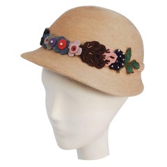 Gorra bronceada de los años 30 con flores de lana