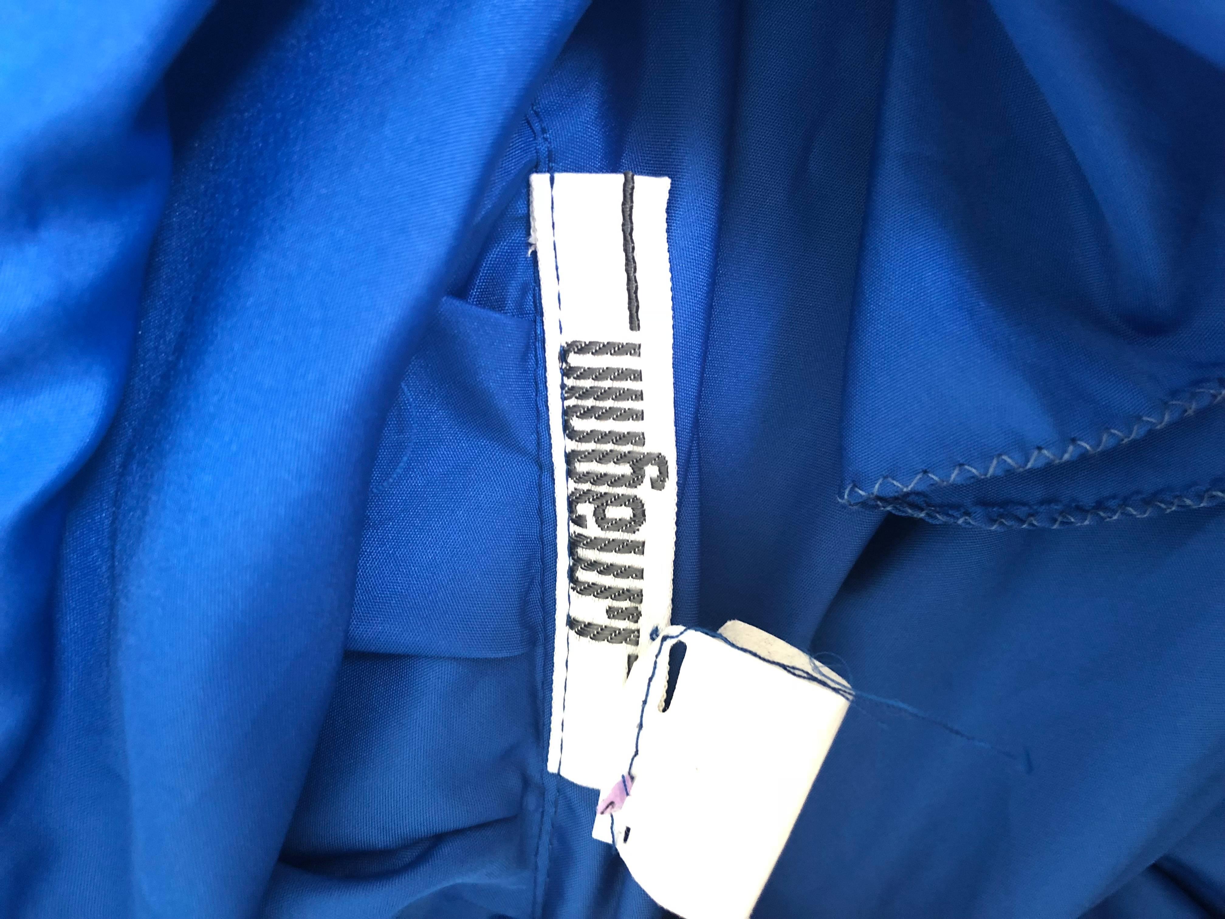 Fabuleuse robe de soirée Avant Garde en taffetas bleu roi du début des années 1980 I+I. La couleur bleu royal est vibrante. Détail origami à volants en haut de l'épaule gauche et en diagonale sur le devant. Fermeture éclair cachée sur le côté.