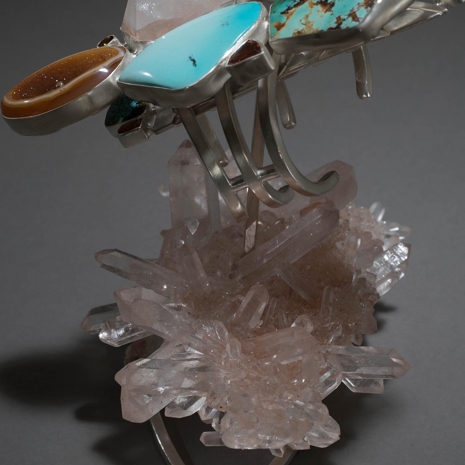 TURQUOISE BRACELET ON HIMALAYAN QUARTZ

Warriors in civilizations throughout history have relied on the power of turquoise for its 
strong defensive properties. In Studio Greytak’s Turquoise Bracelet on Himalayan Quartz, 
a trio of the guardian