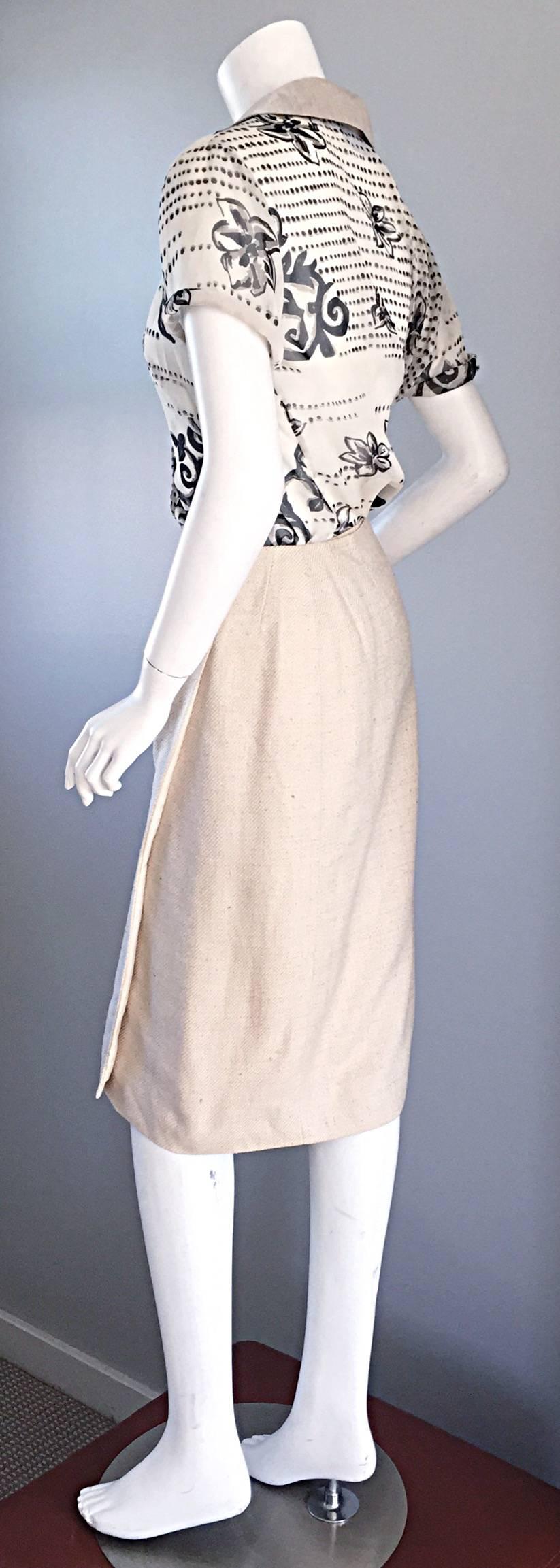 Amazing vintage Chanel wrap skirt. Belle couleur ivoire, avec des taches de beige, de kaki et de crème partout. Peut facilement être habillé ou non. Parfait pour le jour ou la nuit. 100% soie, et entièrement doublé. Style enveloppant, avec fermeture