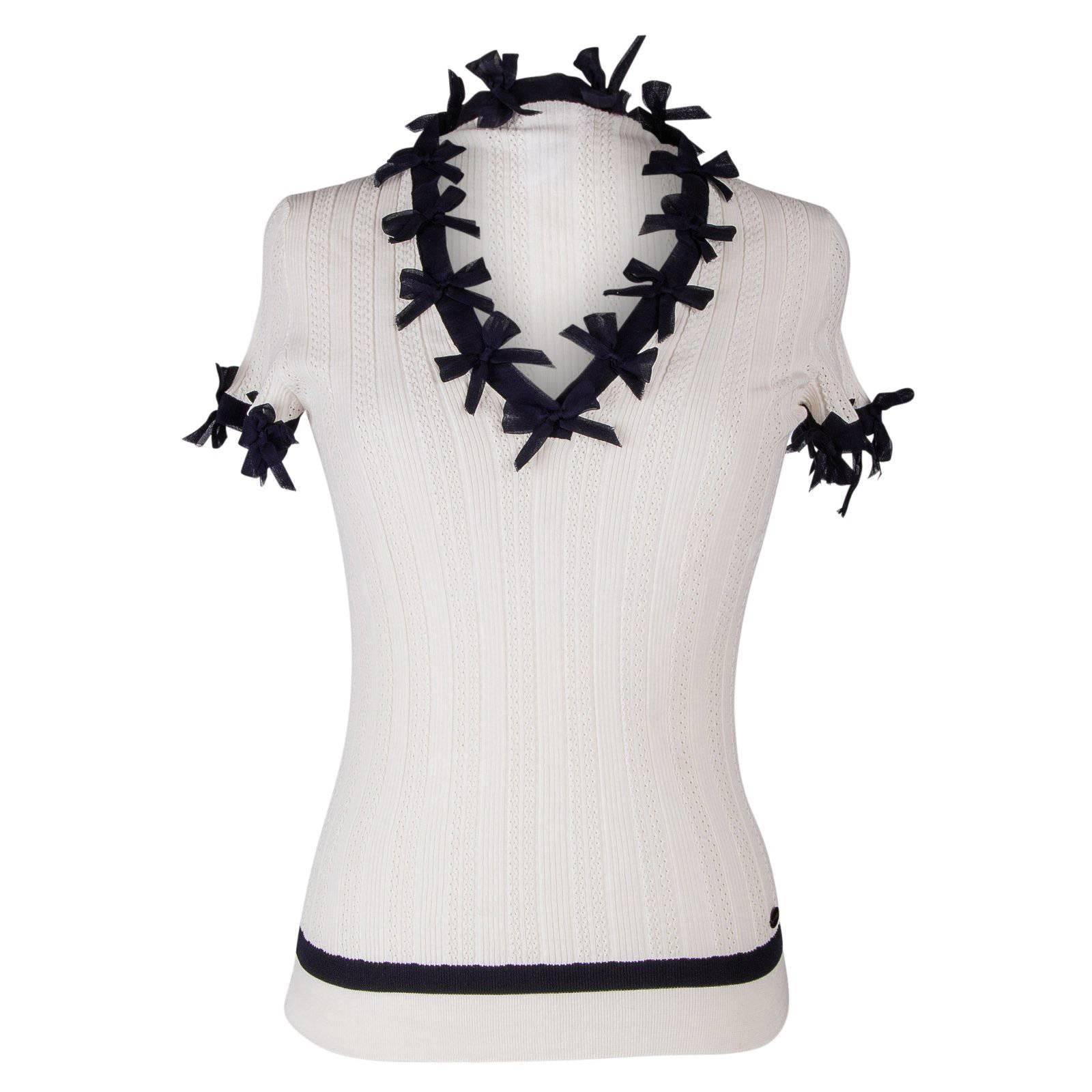 Chanel 06P Winter White Dark Navy Bows Charming Knit Top 44 fits 8 In Excellent Condition In Miami, FL