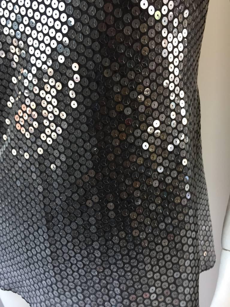 Chic top a trapezio grigio antracite di Rozae Nichols! 100% seta, con centinaia di paillettes incrostate su tutta la blusa. Cinghie regolabili, per poterle accorciare o allungare. Grigio antracite nella parte superiore, che sfuma gradualmente in un