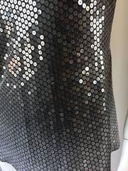 Rozae Nichols, grigio antracite con paillettes, top a trapezio in seta / camicetta