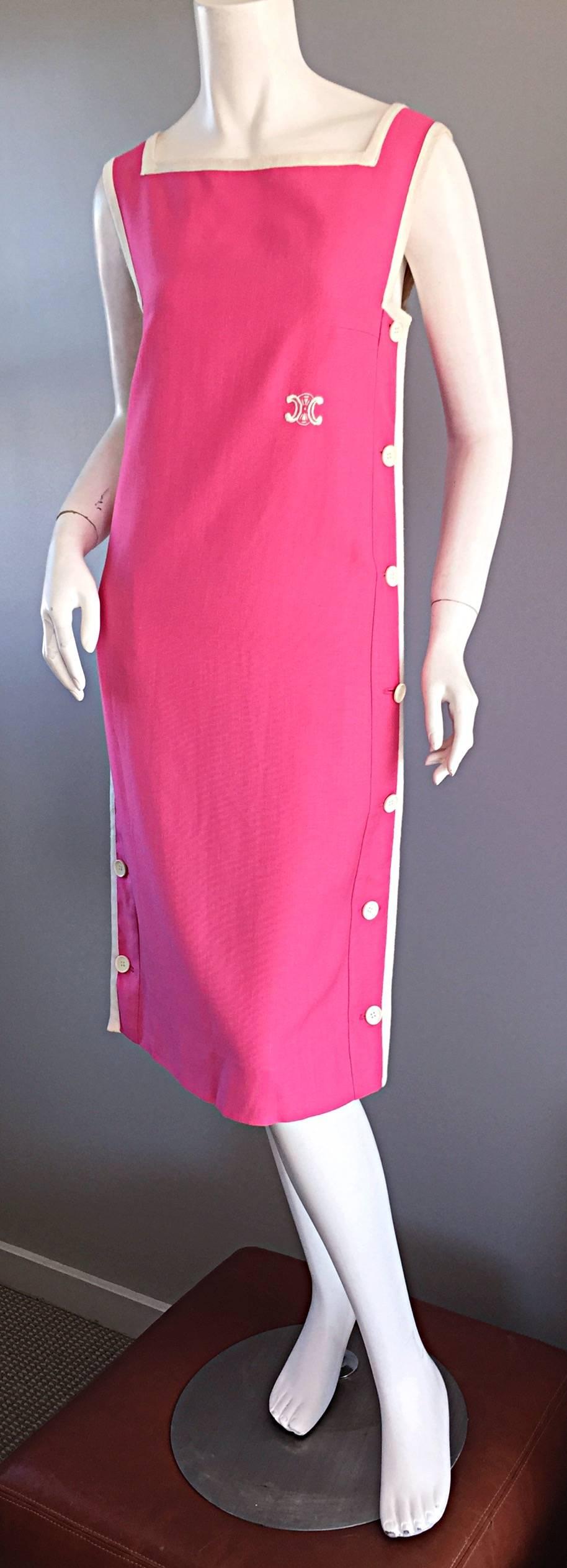 Elegante Y Raro vestido vintage de Celine de mediados de los años 60. Celine empezó en 1945 como zapatero de gama alta para niños. En 1960, se pasó a la marroquinería, el calzado y el prêt-à-porter. Este vestido era de una de las primeras líneas de