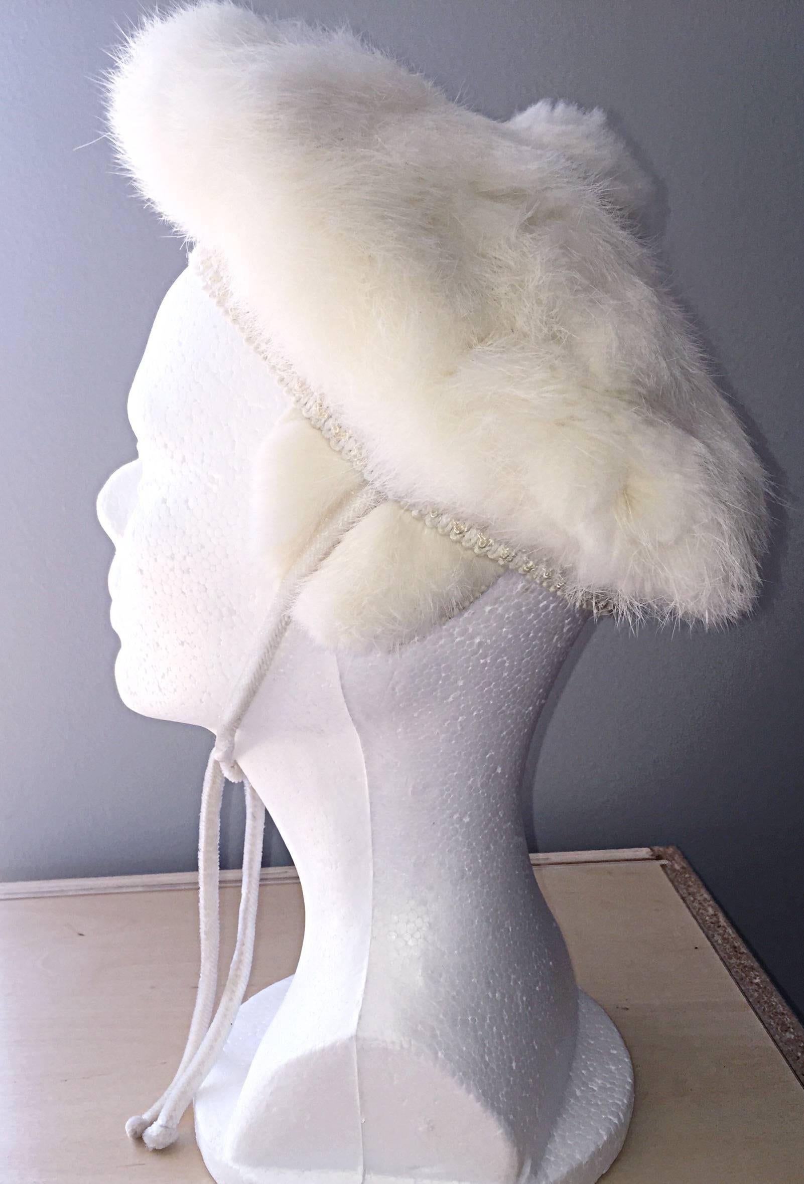 Chic 1960s 60s White Vintage Rabbit Fur Beret Hat w/ Pom Pom  In Excellent Condition In San Diego, CA