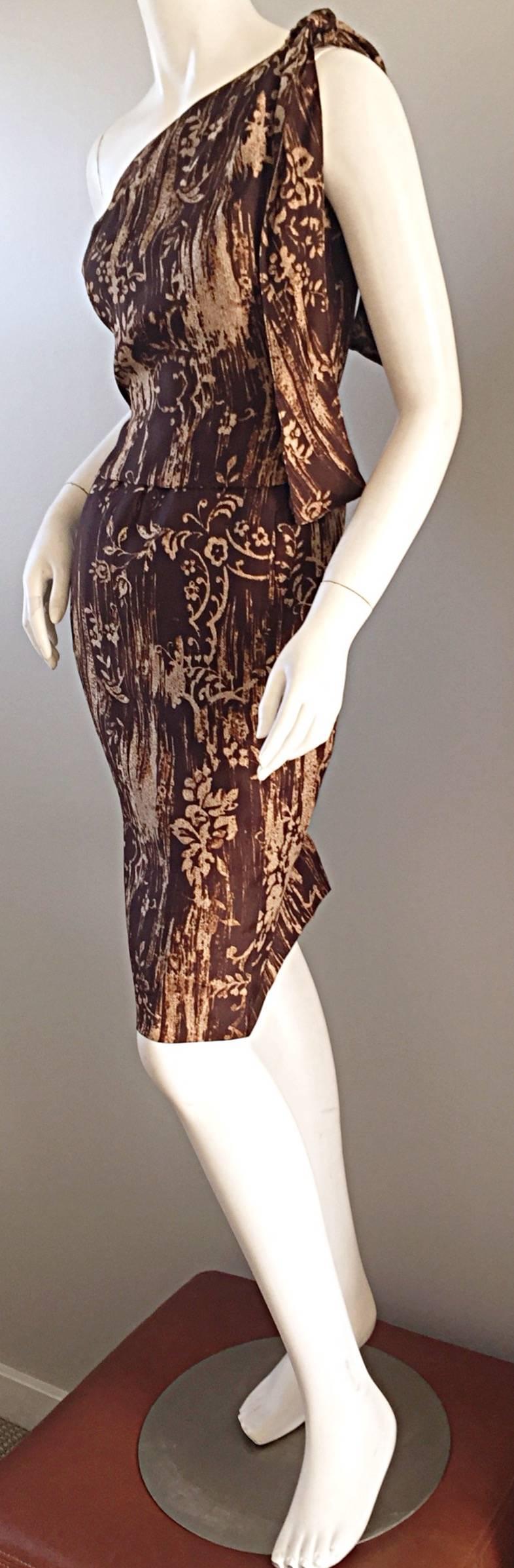 Amazing brand new with tags Oscar de la Renta silk one shoulder dress! Detailed for $3,200! Featured in the Resort 2009 Oscar Runway Collection (see pictures). One shoulder can be worn lose, or in a bow. Stunning piece of art! Brand new with tags.