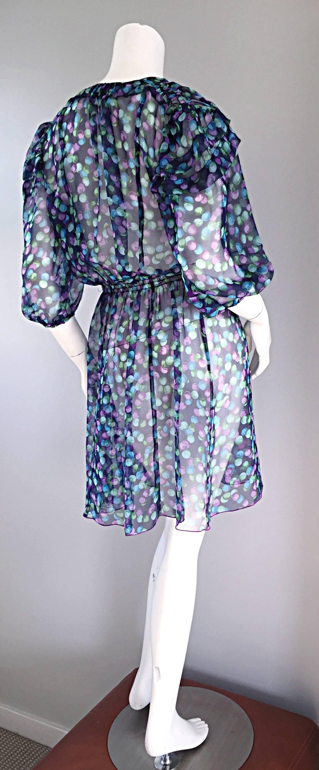 ¡Increíble vestido o túnica vintage de seda Casalino de los años 70! Detalle de volante en los hombros, con cintura elástica. Estampado de collar de perlas de colores por toda la prenda. Estilo campesino, con un toque moderno. Perfecta para tantas