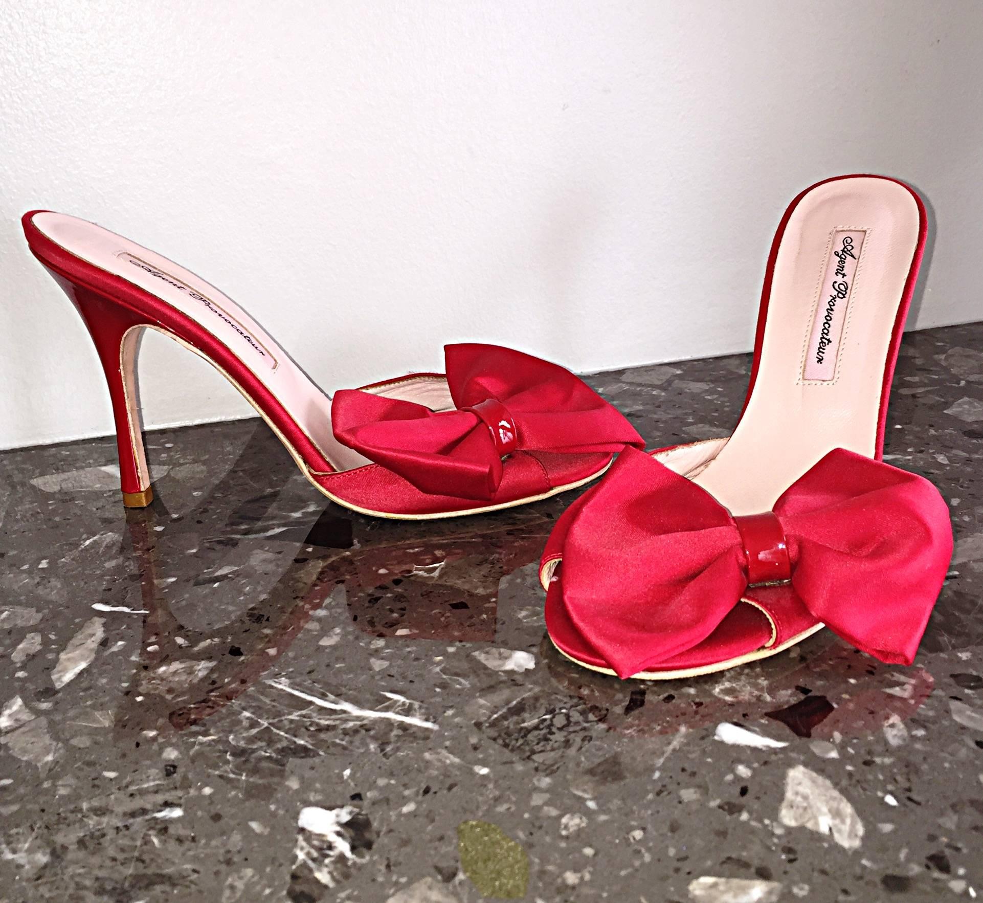 Agent Provocateur Sexy Rot Schleife Heels Slides Größe 36 / 6 Made in Italy Nie getragen im Zustand „Neu“ im Angebot in San Diego, CA