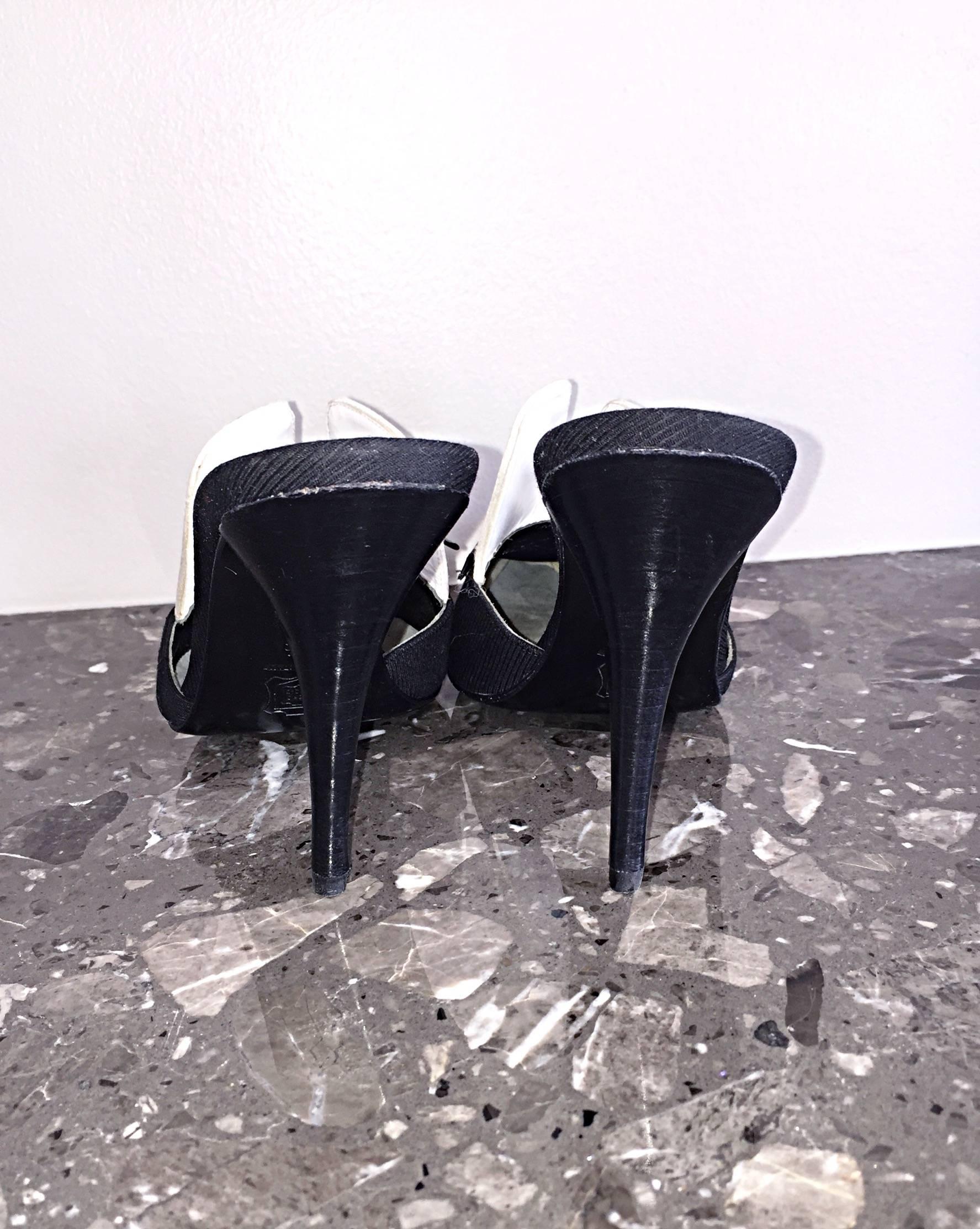 Bruno Frisoni Mules à talons de smoking noirs et blancs des années 90, Taille 35. 5 / 5.5  Neuf - En vente à San Diego, CA