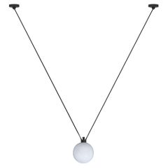 DCW Editions Les Acrobates N°323 Lampe suspendue avec bras noir et petite boule de verre