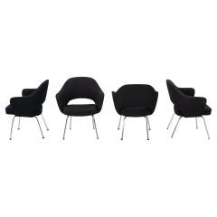 Silla de comedor con reposabrazos de Eero Saarinen para Knoll, de los años 60, en tejido Hopsack gris. 3 unidades disponibles