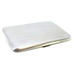 Pitillera de plata guilloché con bandas en la parte superior y tapa abatible