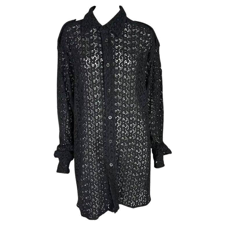 Primavera/Verano 1996, Gucci by Tom Ford: camisa oversize transparente de encaje de ganchillo negro, talla L