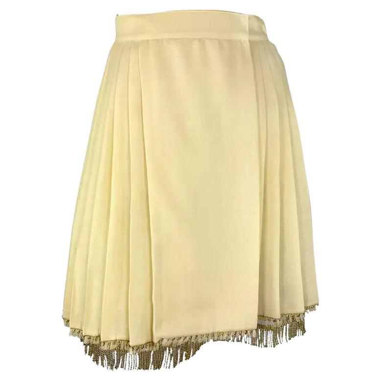S/S 1992 Gianni Versace Couture – cremefarbener Plissee-Wickelrock mit Fransen, IT42 im Angebot