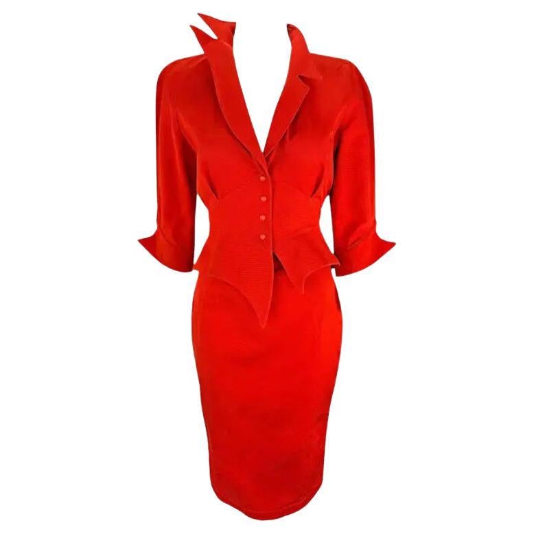 Otoño/Invierno 1988. Thierry Mugler. «Les Infernales», de la colección del museo. Traje de falda rojo fuego. Talla 38FR