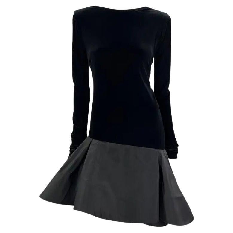 Langärmliges, aus schwarzem Samt gefertigtes, ausgestelltes Kleid von Pierre Cardin aus den 1990er Jahren aus der Couture-Kollektion
