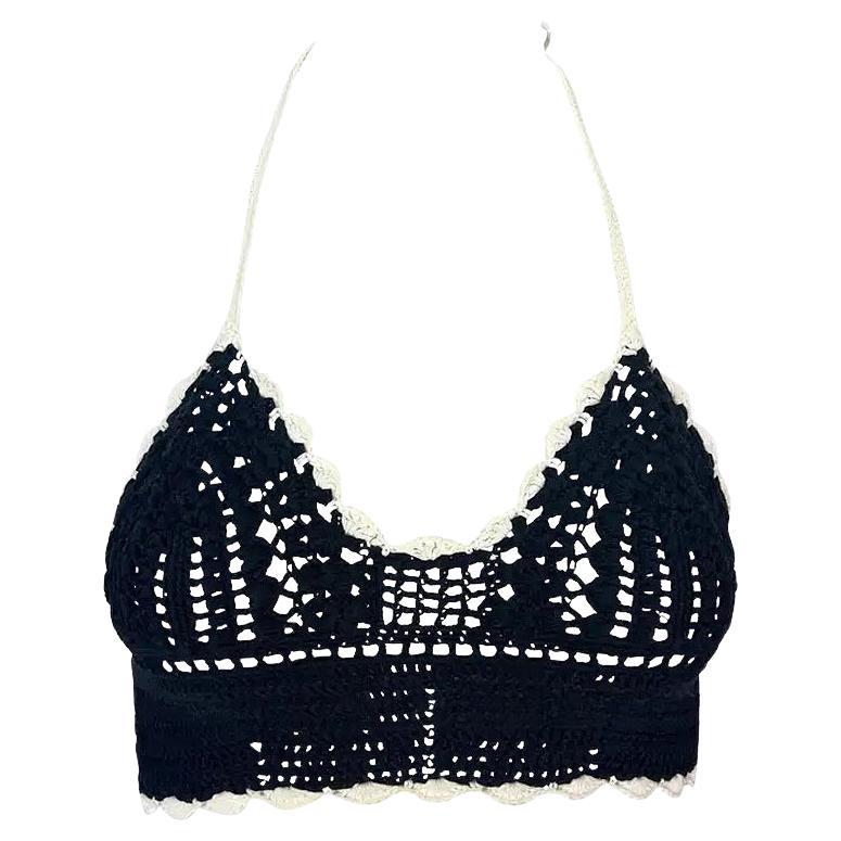 Collezione Primavera/Estate 2004 di Chanel firmata Karl Lagerfeld: bralette nera con scollo all’americana lavorata all’uncinetto, taglia 36FR