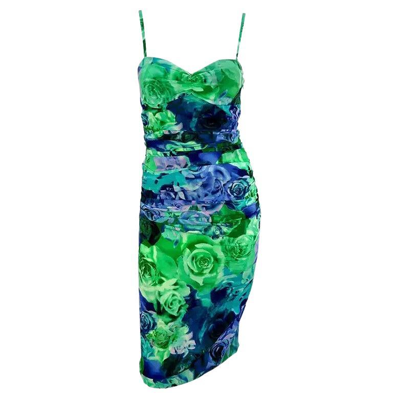 Collection printemps-été 2005 Versace by Donatella : robe moulante « Medusa Buckle » verte et bleue à motif de roses, taille 42IT en vente